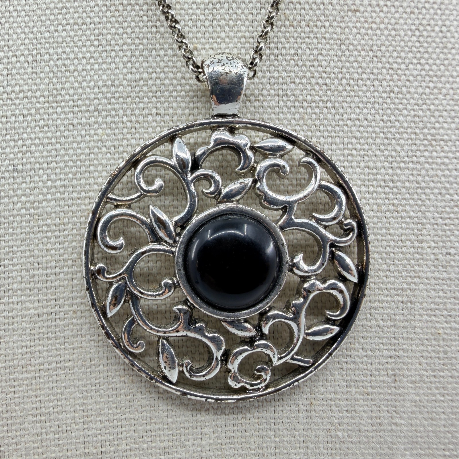Vintage Silver Tone Simulated Onyx Filigree Circle Pendant Necklace Retro Ornate - Thumbnail 4