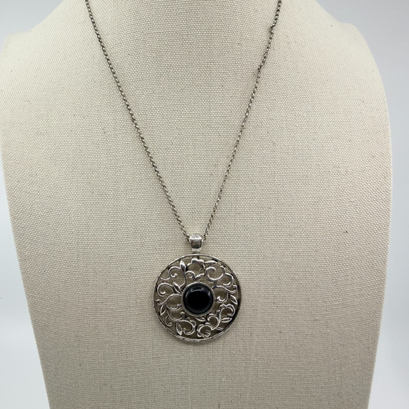 Vintage Silver Tone Simulated Onyx Filigree Circle Pendant Necklace Retro Ornate - Thumbnail 5