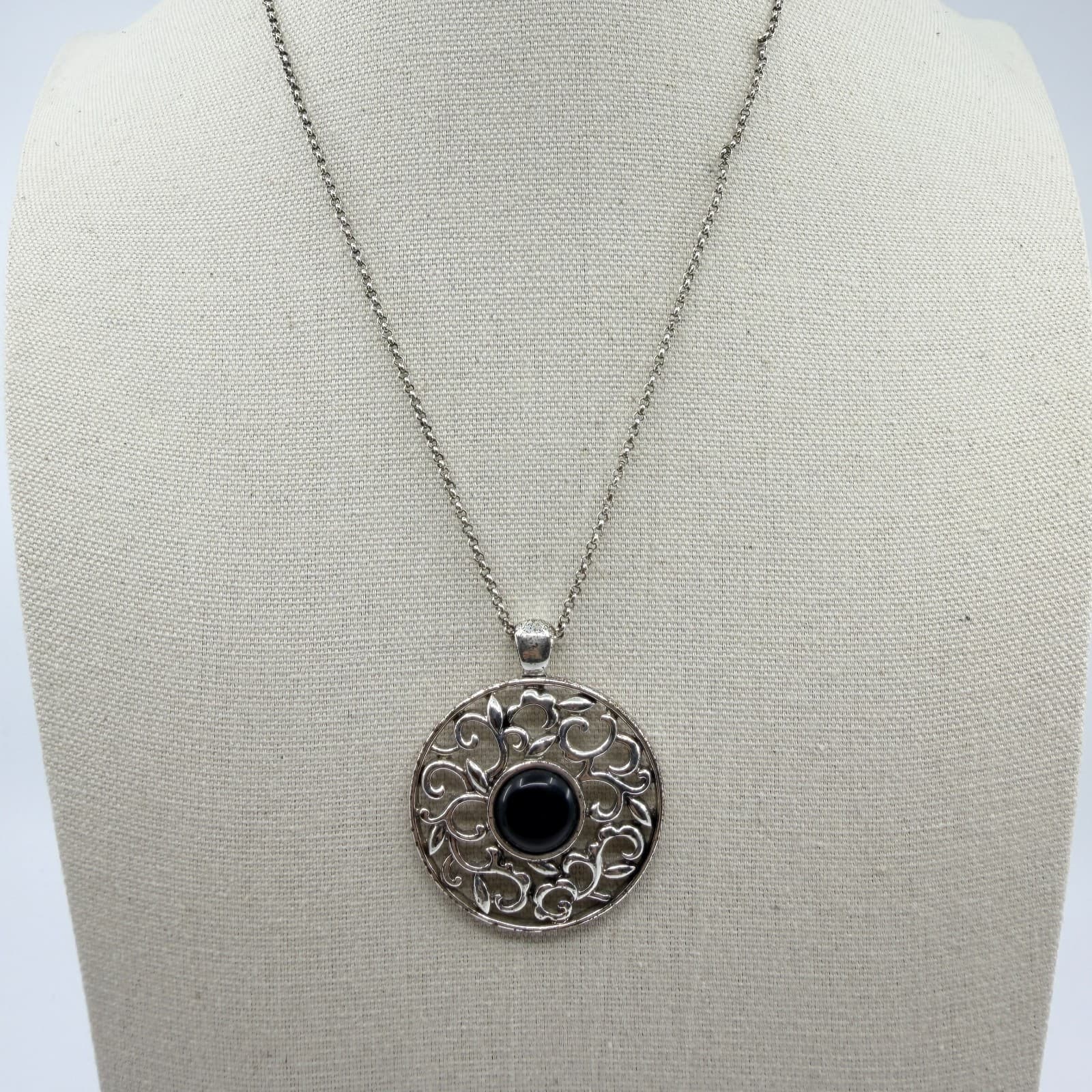 Vintage Silver Tone Simulated Onyx Filigree Circle Pendant Necklace Retro Ornate - Thumbnail 3