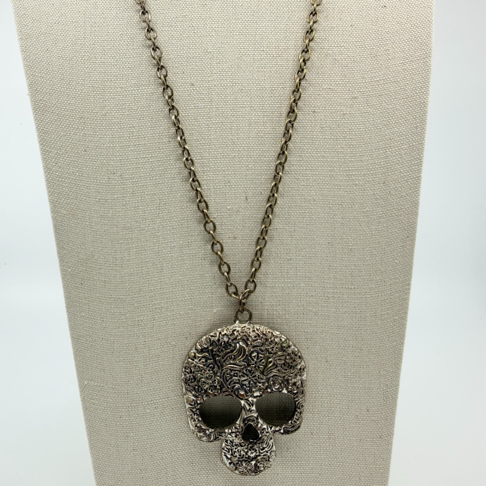 Vintage Silver Tone Large Sugar Skull Pendant Necklace Boho Goth Statement 90s - Thumbnail 2