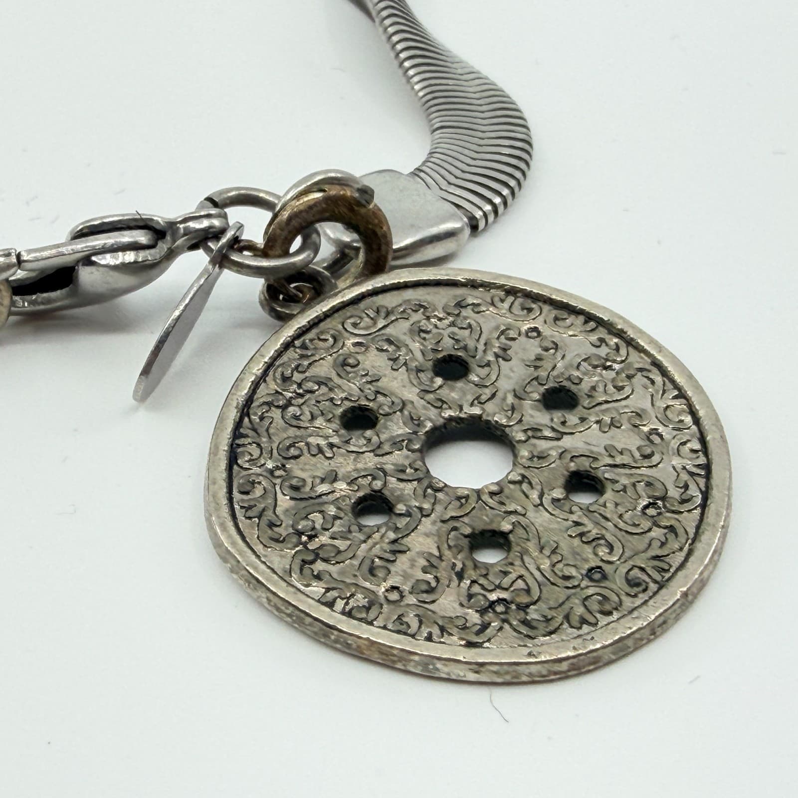 Vintage Silver Tone Herringbone Chain Bracelet Filigree Medallion Charm Coin 90s - Thumbnail 4