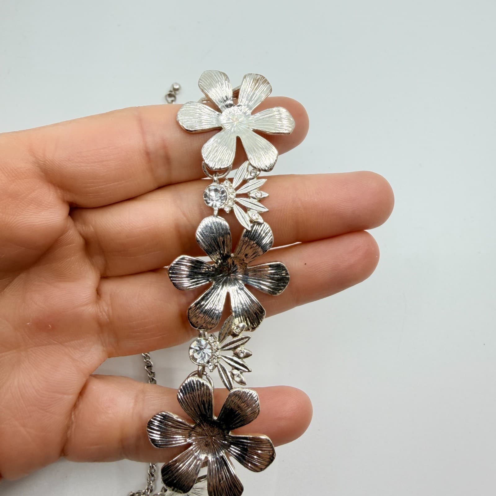 VTG Silver Tone Textured Floral Bib Necklace Clear Rhinestone Accent Statement - Thumbnail 11