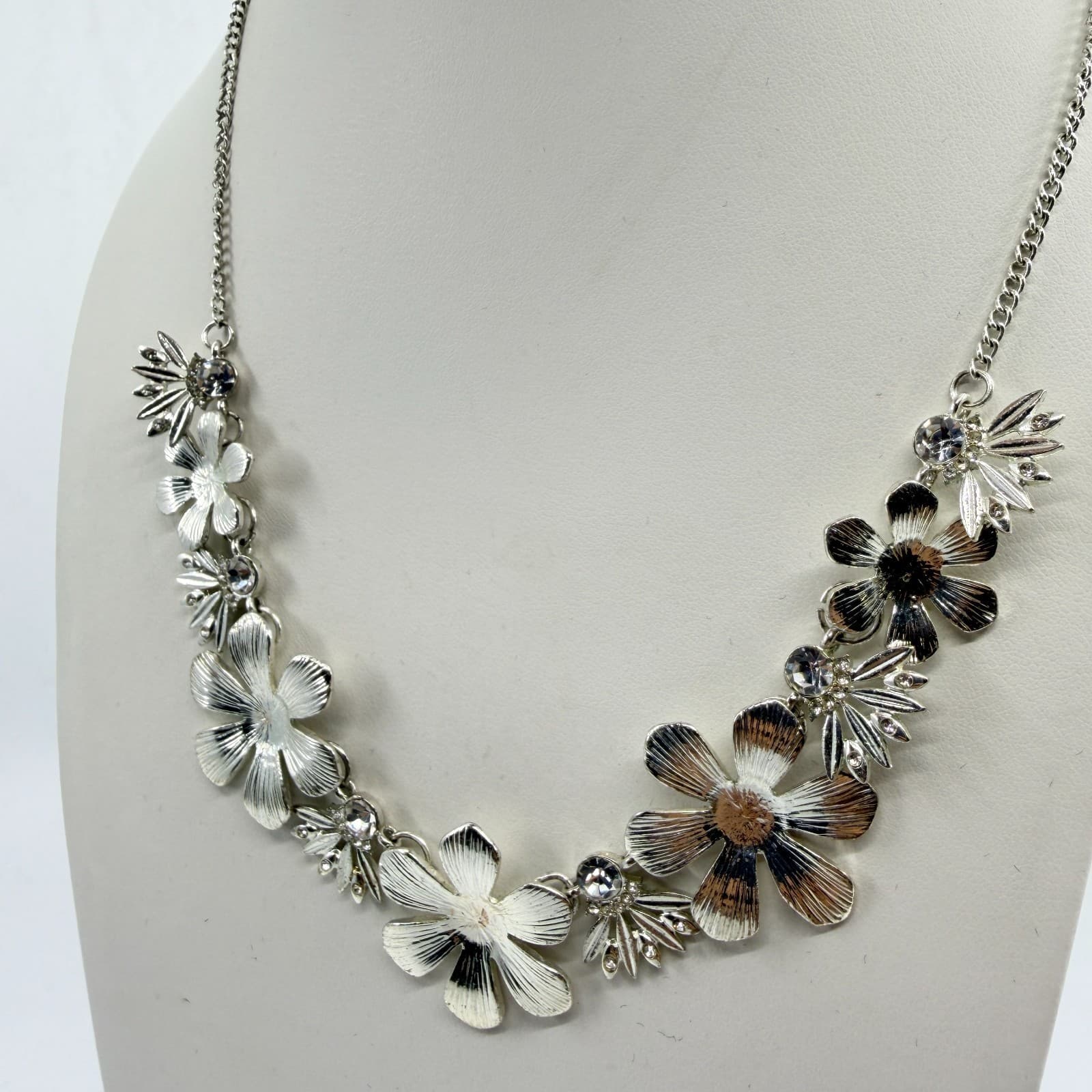 VTG Silver Tone Textured Floral Bib Necklace Clear Rhinestone Accent Statement - Thumbnail 5