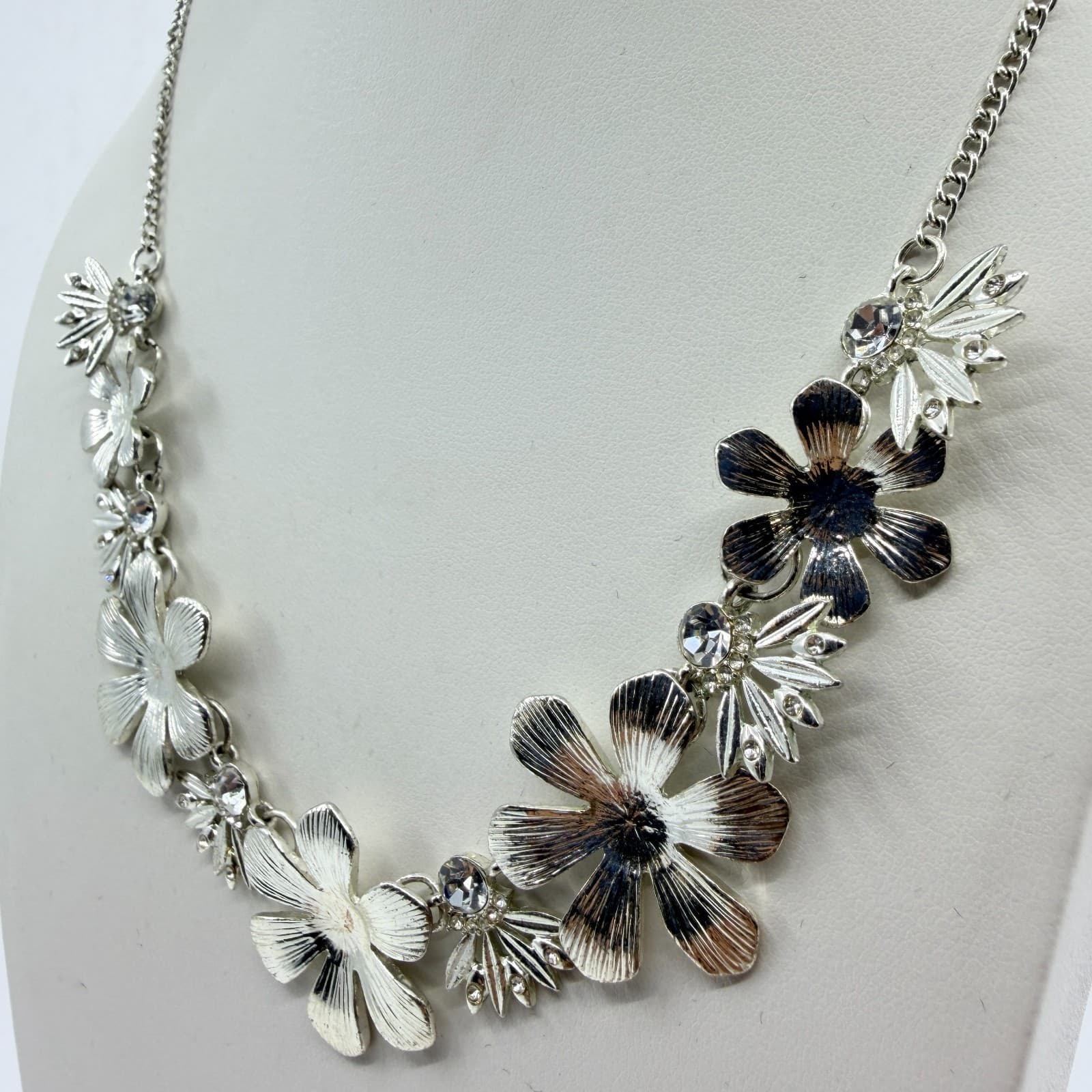 VTG Silver Tone Textured Floral Bib Necklace Clear Rhinestone Accent Statement - Thumbnail 7