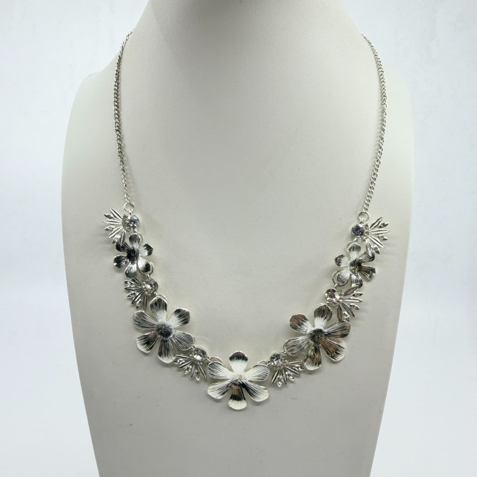 VTG Silver Tone Textured Floral Bib Necklace Clear Rhinestone Accent Statement - Thumbnail 9