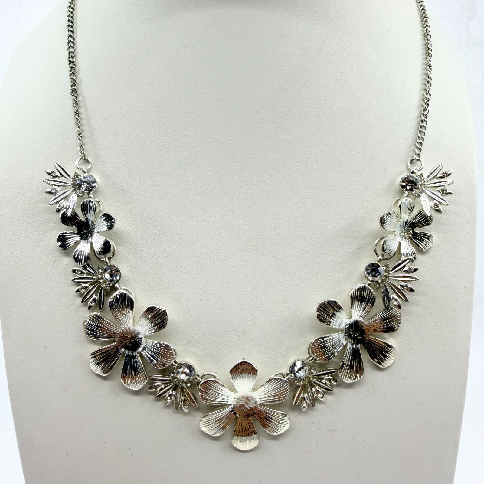 VTG Silver Tone Textured Floral Bib Necklace Clear Rhinestone Accent Statement - Thumbnail 2