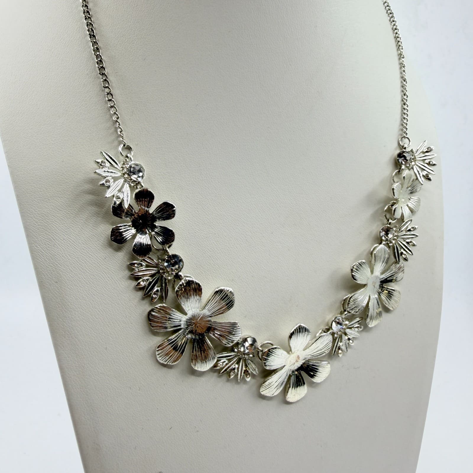 VTG Silver Tone Textured Floral Bib Necklace Clear Rhinestone Accent Statement - Thumbnail 4