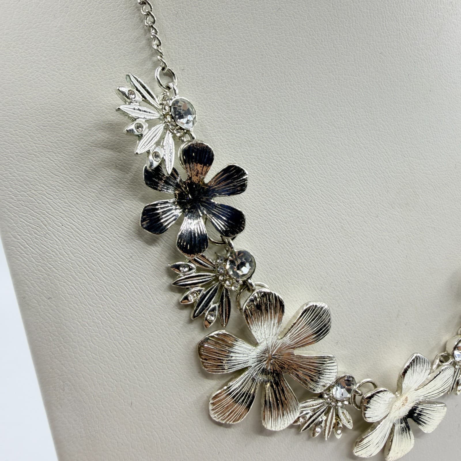 VTG Silver Tone Textured Floral Bib Necklace Clear Rhinestone Accent Statement - Thumbnail 3