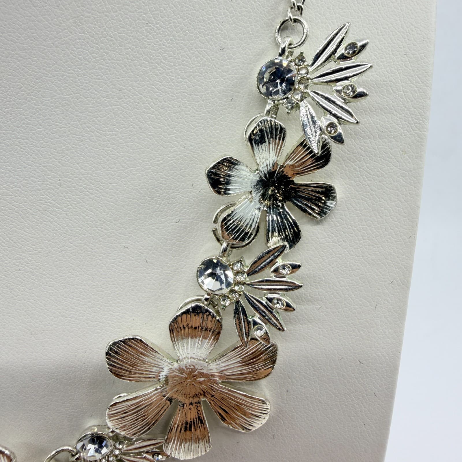VTG Silver Tone Textured Floral Bib Necklace Clear Rhinestone Accent Statement - Thumbnail 6