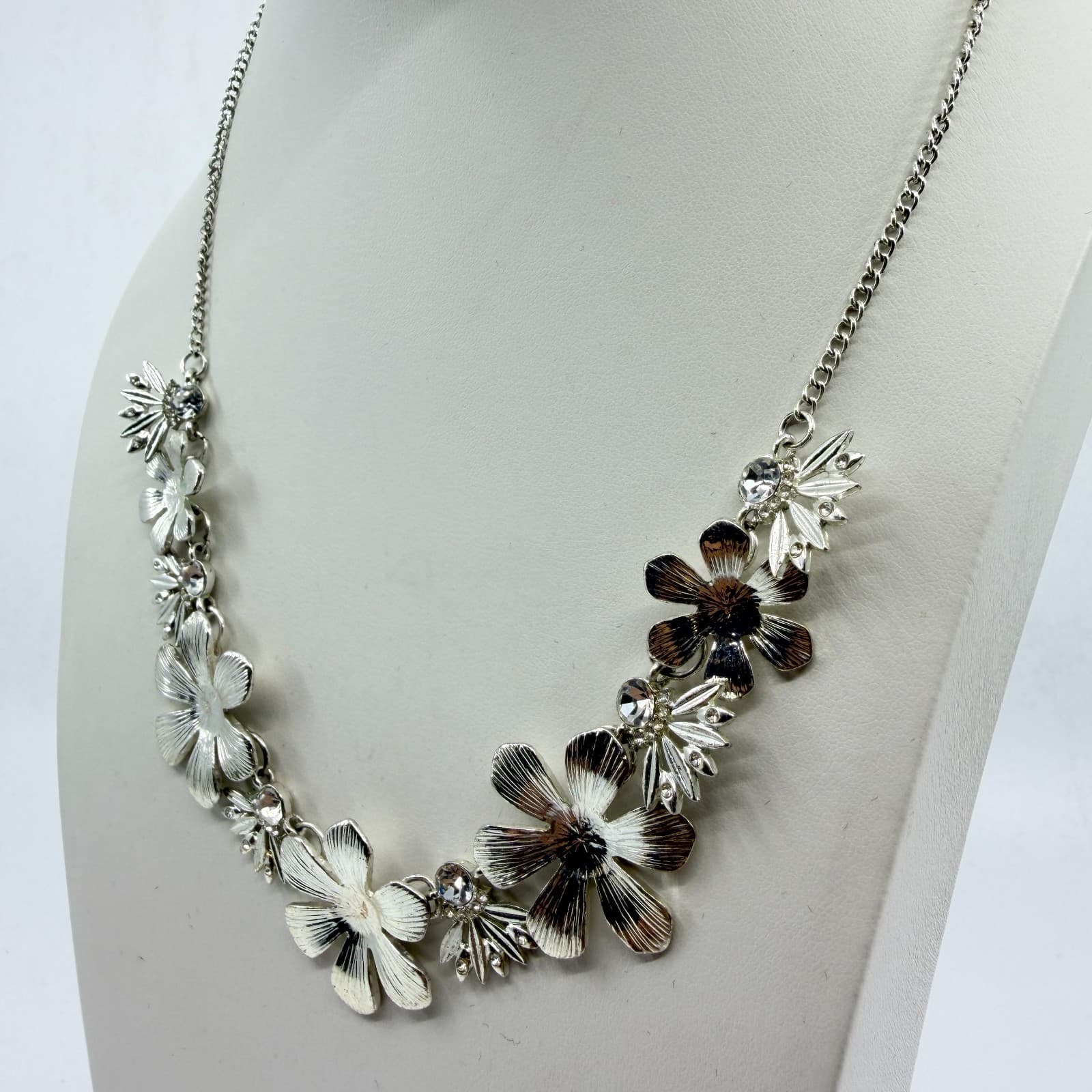 VTG Silver Tone Textured Floral Bib Necklace Clear Rhinestone Accent Statement - Thumbnail 8