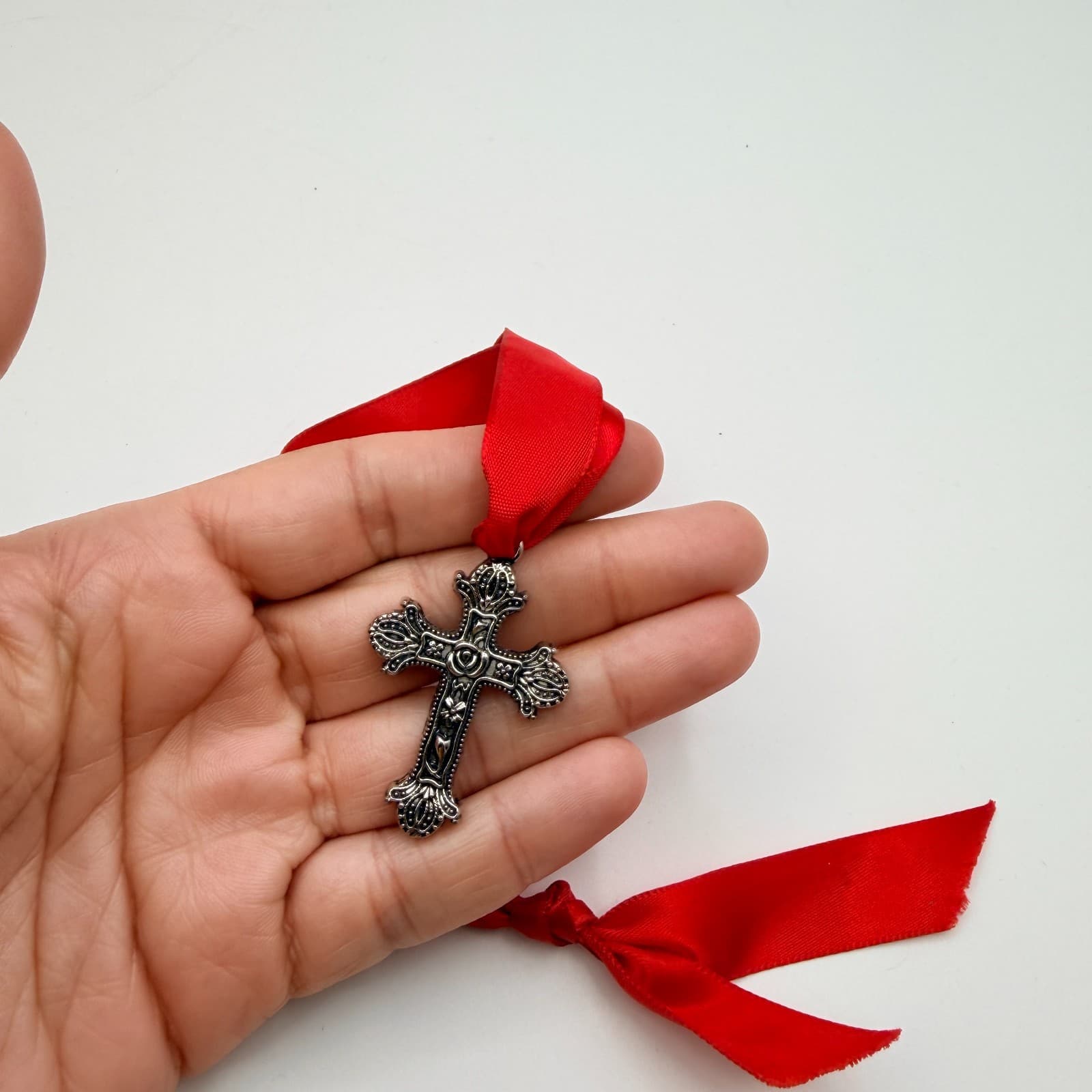 Vintage 80s Silver Tone Cross Pendant Red Satin Ribbon Choker Necklace Jewelry - Thumbnail 7