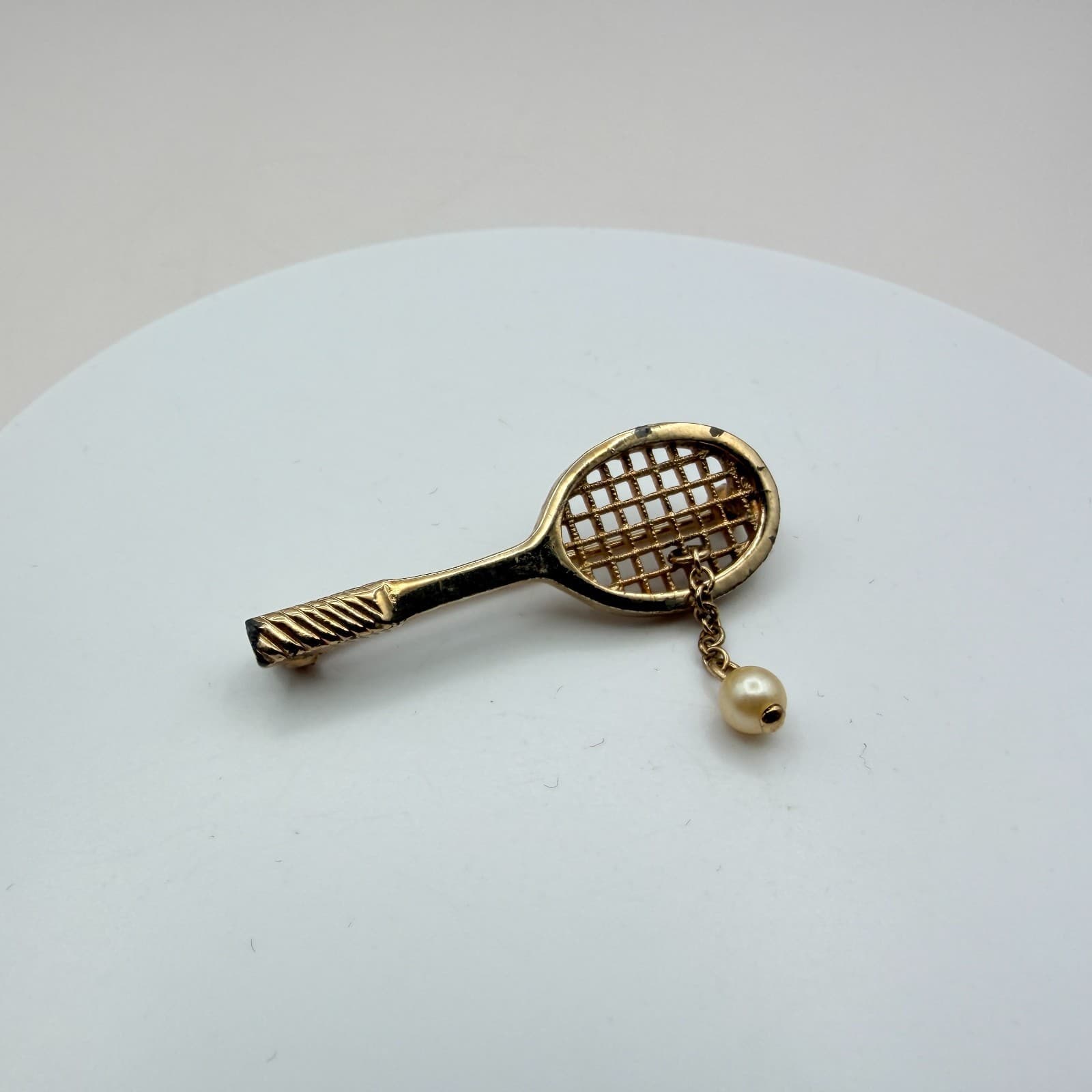 Vintage 80s Gold Tone Love Match Tennis Racquet Brooch Faux Pearl Dangle jewelry