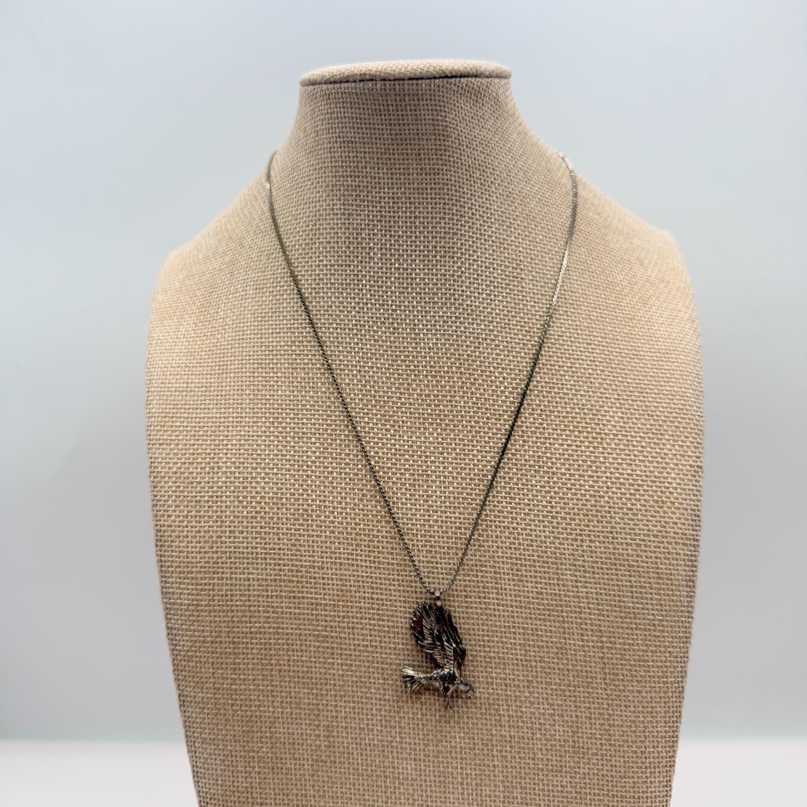 Vintage 90s Silver Tone Soaring Eagle Pendant Necklace Classic Fashion Jewelry - Thumbnail 7