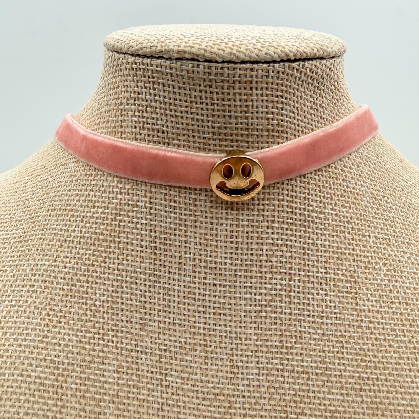 VTG Y2K Gold Tone Smiley Face Charm Pink Velvet Choker Necklace Fashion Jewelry