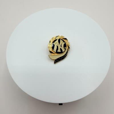 Vintage 1998 Amingo New York Yankees MLB Pin Gold Tone Enamel Fashion Jewelry - Thumbnail 2