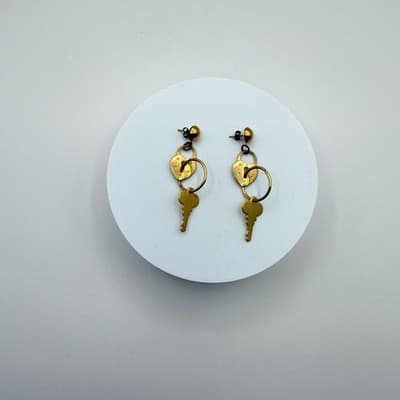 Vintage 80s Victorian Brass Heart Padlock & Skeleton Key Dangle Earrings Jewelry - Thumbnail 2