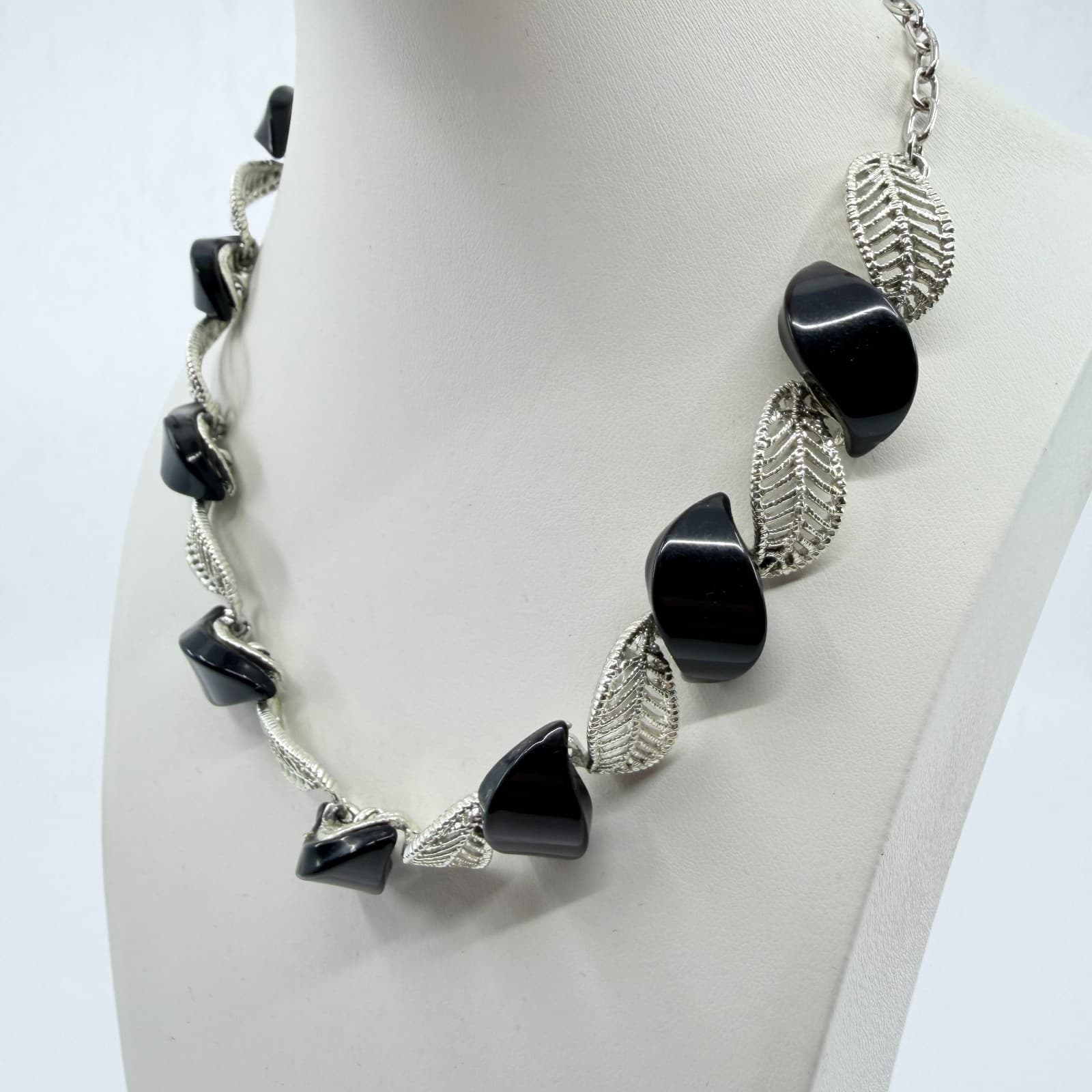 Vintage MCM Mid Century Silver Tone Filigree Leaf Black Cabochon Choker Necklace - Thumbnail 7