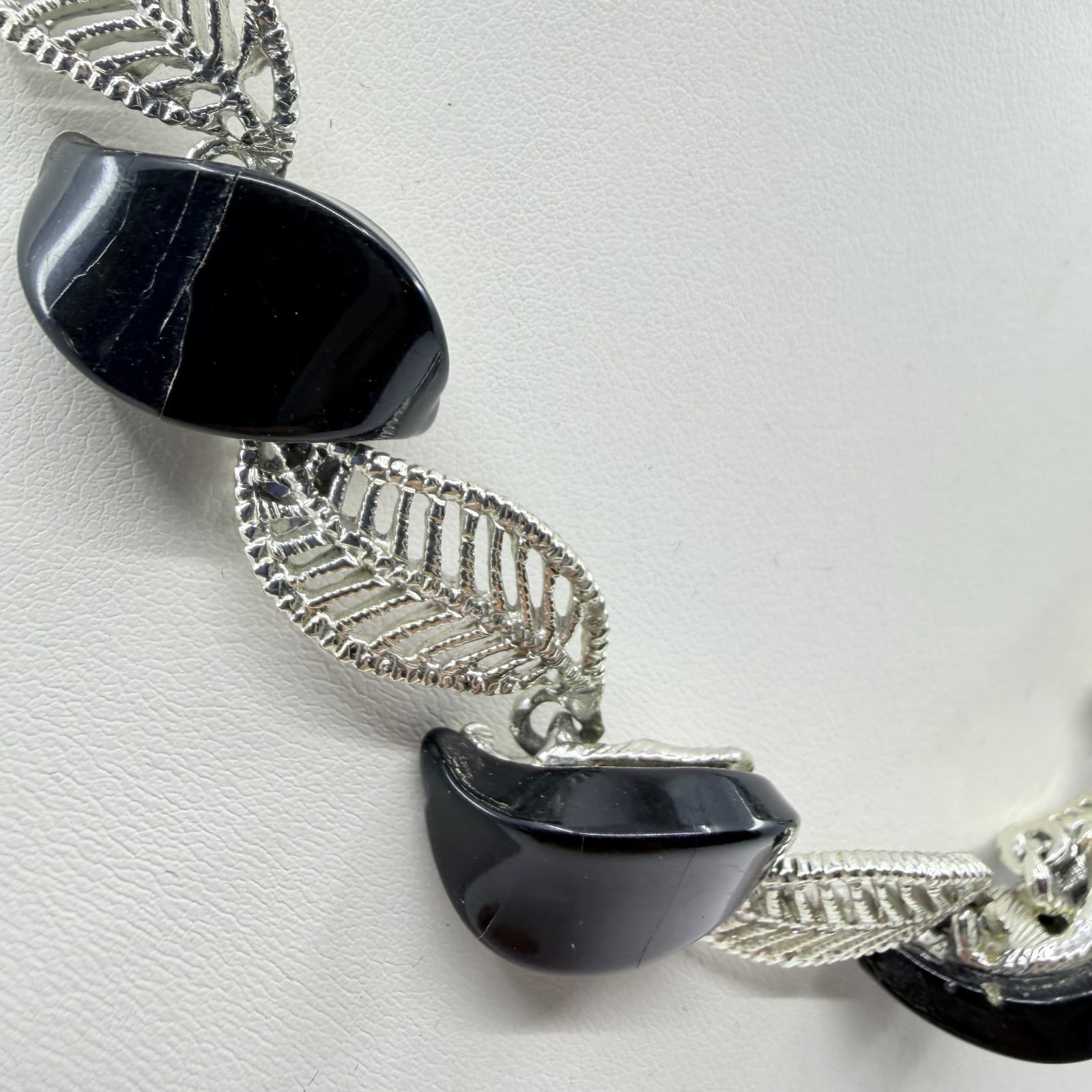 Vintage MCM Mid Century Silver Tone Filigree Leaf Black Cabochon Choker Necklace - Thumbnail 3