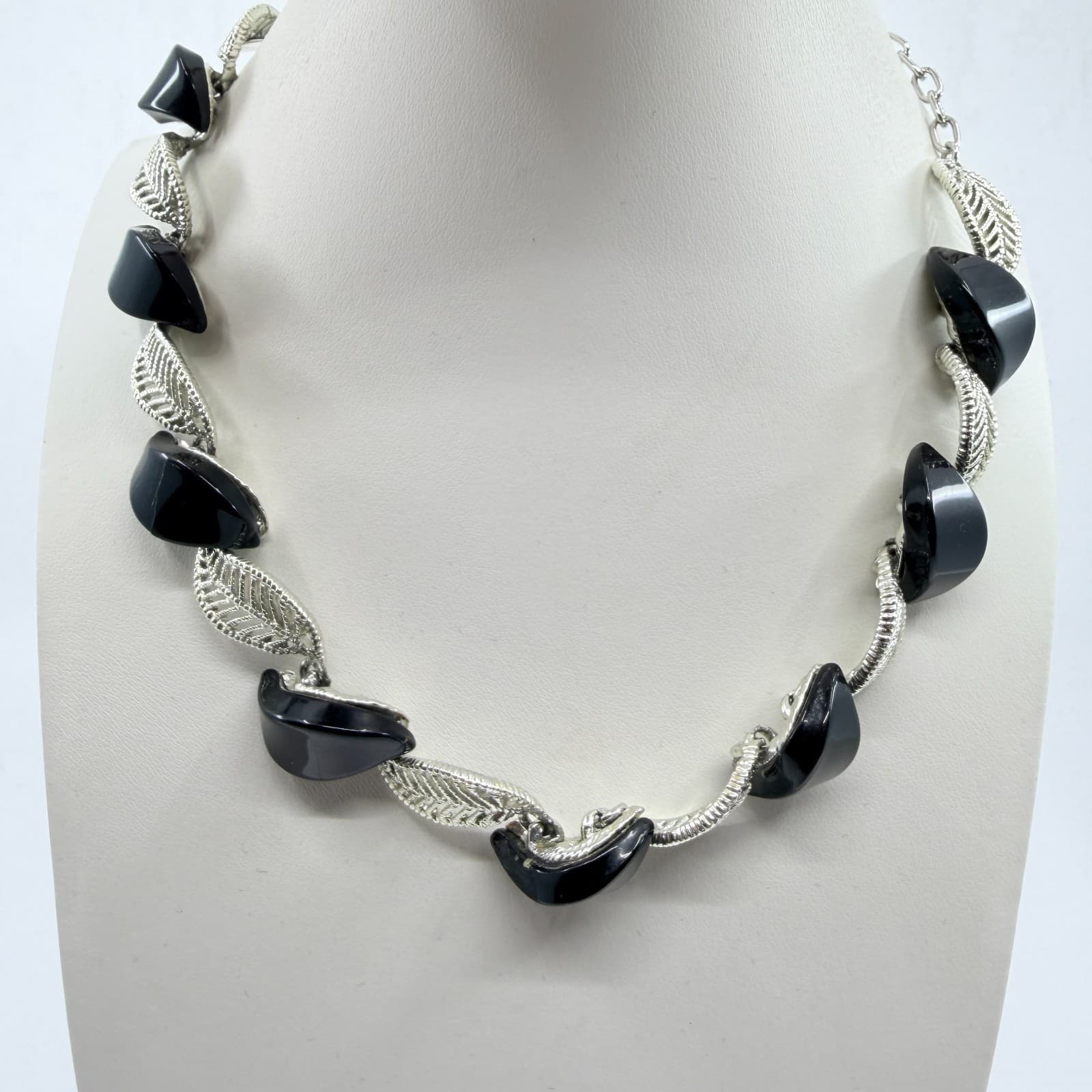Vintage MCM Mid Century Silver Tone Filigree Leaf Black Cabochon Choker Necklace - Thumbnail 9