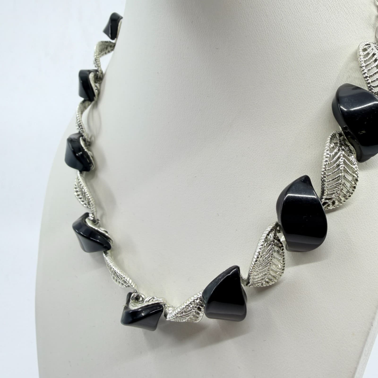 Vintage MCM Mid Century Silver Tone Filigree Leaf Black Cabochon Choker Necklace - Thumbnail 5