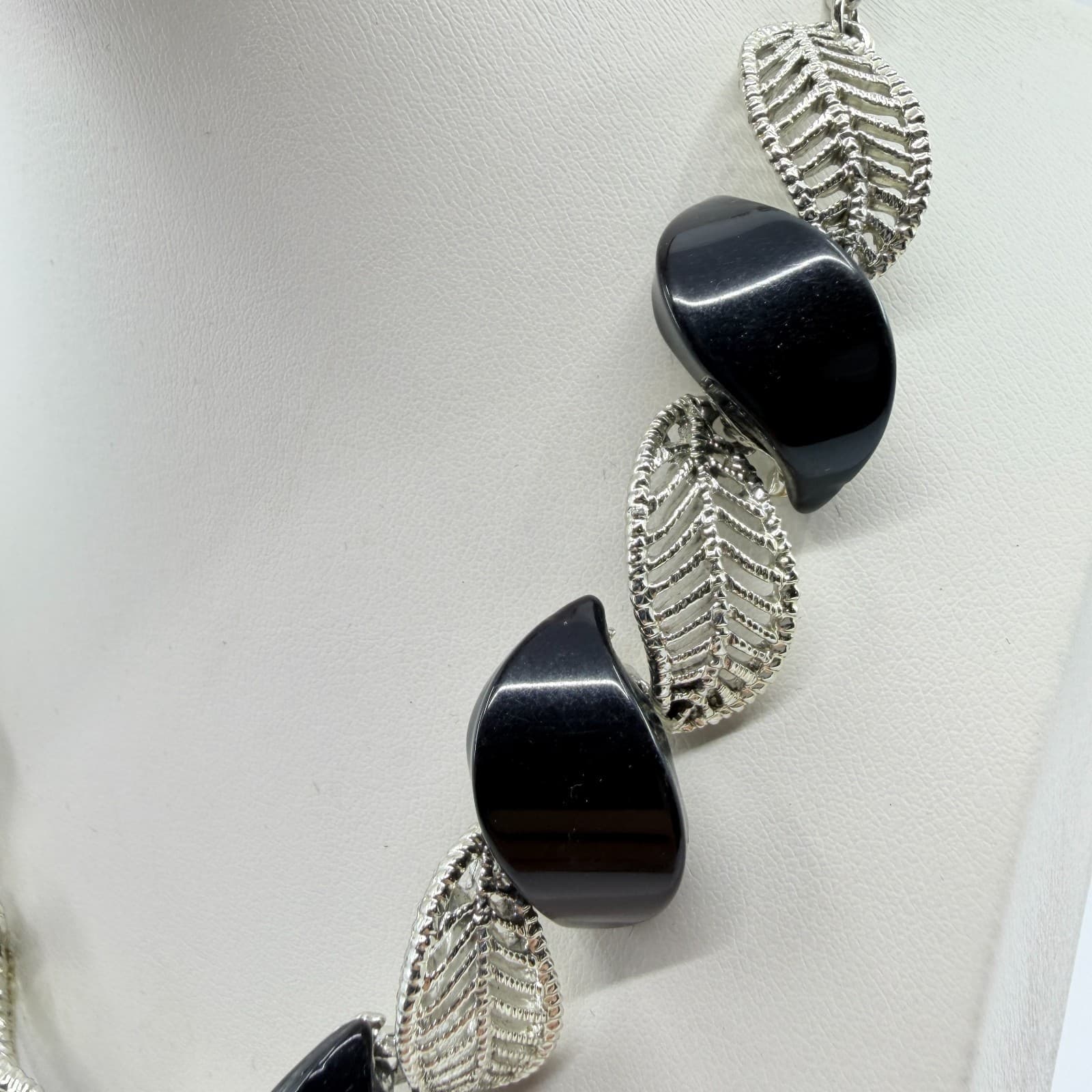 Vintage MCM Mid Century Silver Tone Filigree Leaf Black Cabochon Choker Necklace - Thumbnail 6