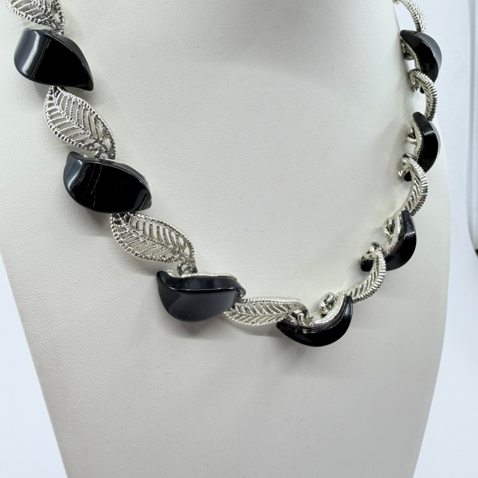 Vintage MCM Mid Century Silver Tone Filigree Leaf Black Cabochon Choker Necklace - Thumbnail 4