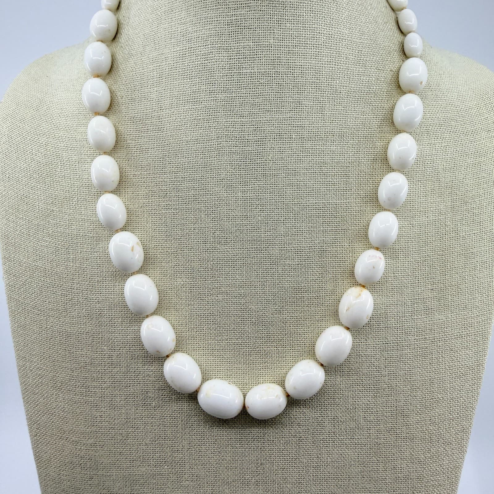 Vintage White Oval Beaded Necklace Graduated Chunky Retro Statement Retro 90s - Thumbnail 2
