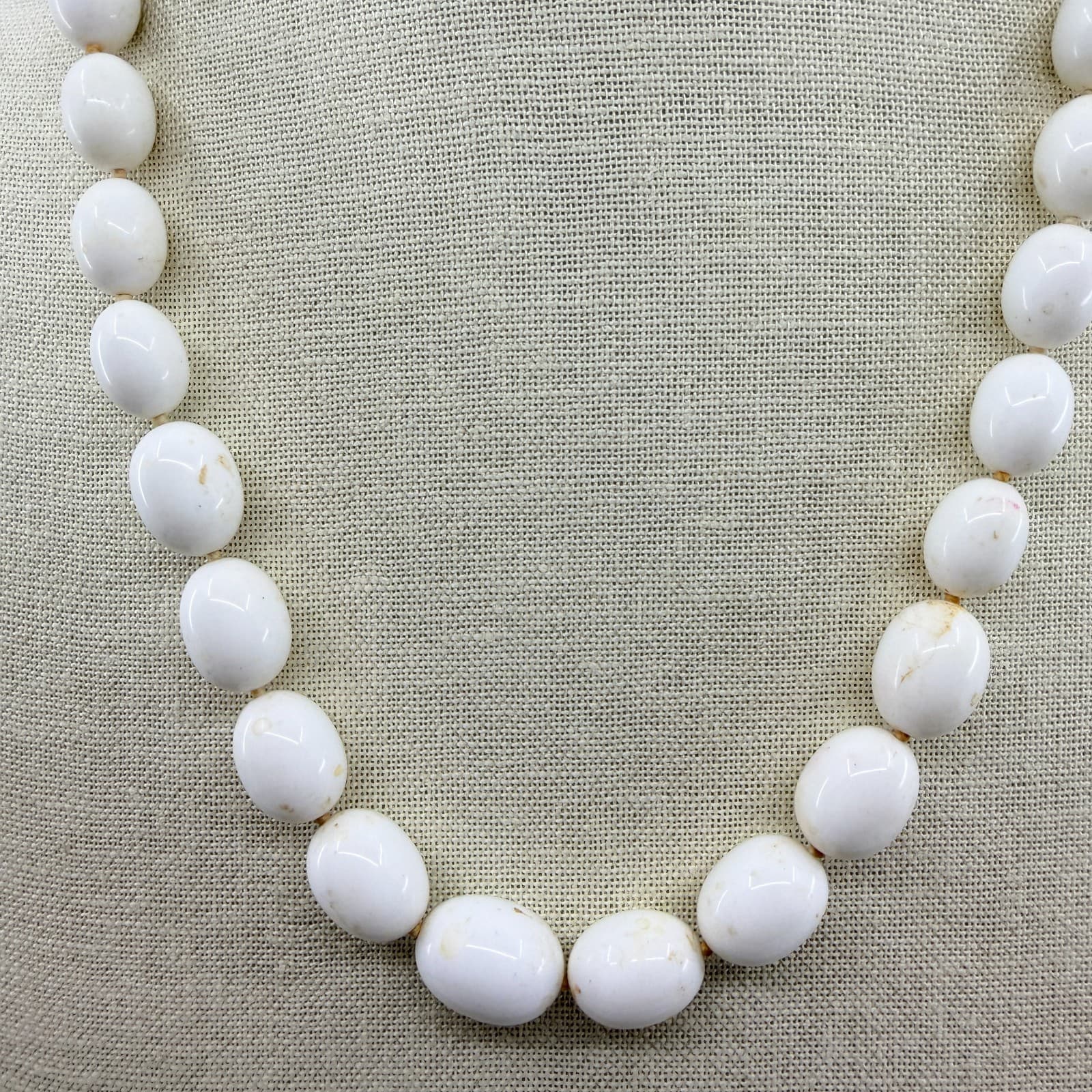 Vintage White Oval Beaded Necklace Graduated Chunky Retro Statement Retro 90s - Thumbnail 3