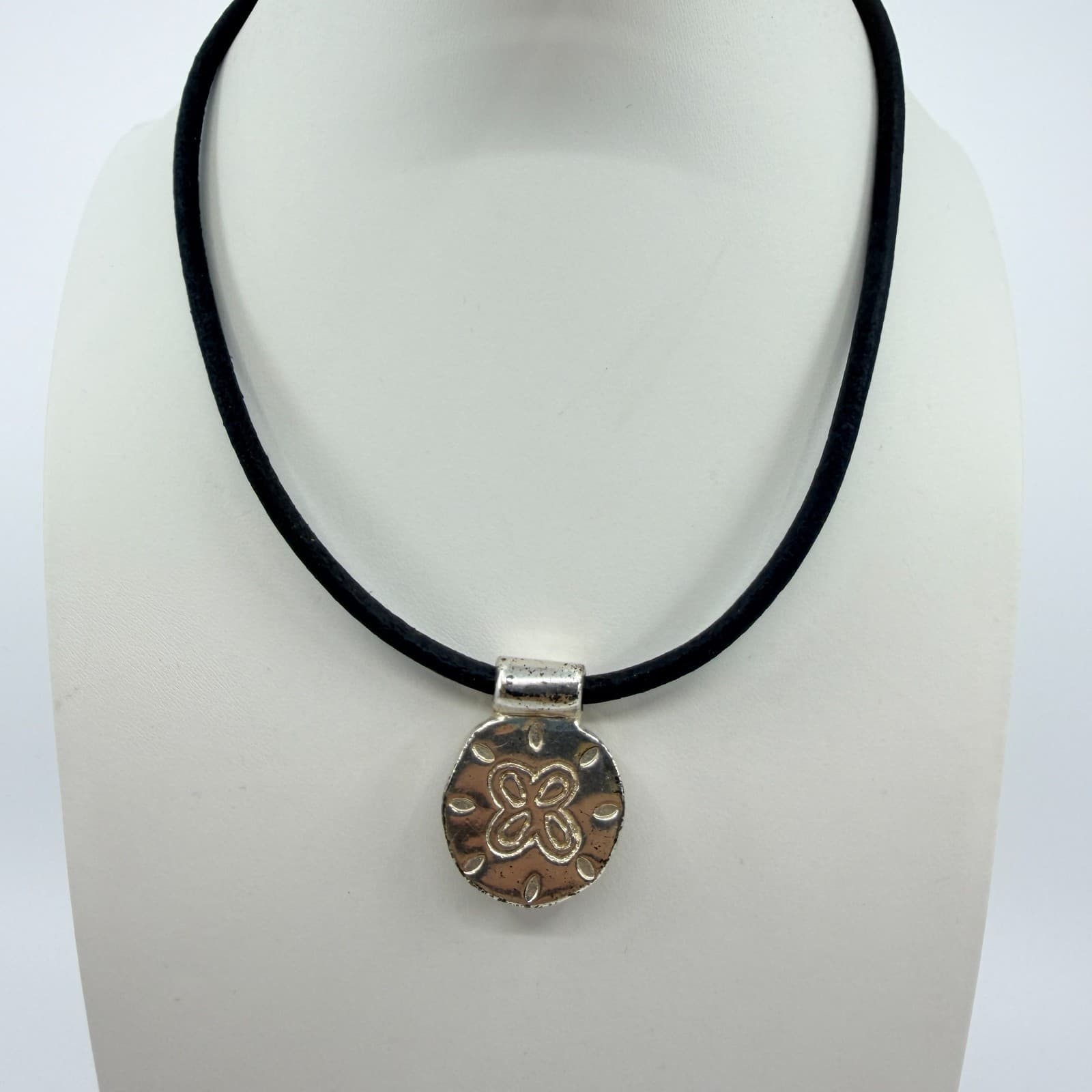 Vintage Silver Tone Flower Rosette Pendant Necklace Black Leather Cord Boho 90s - Thumbnail 2