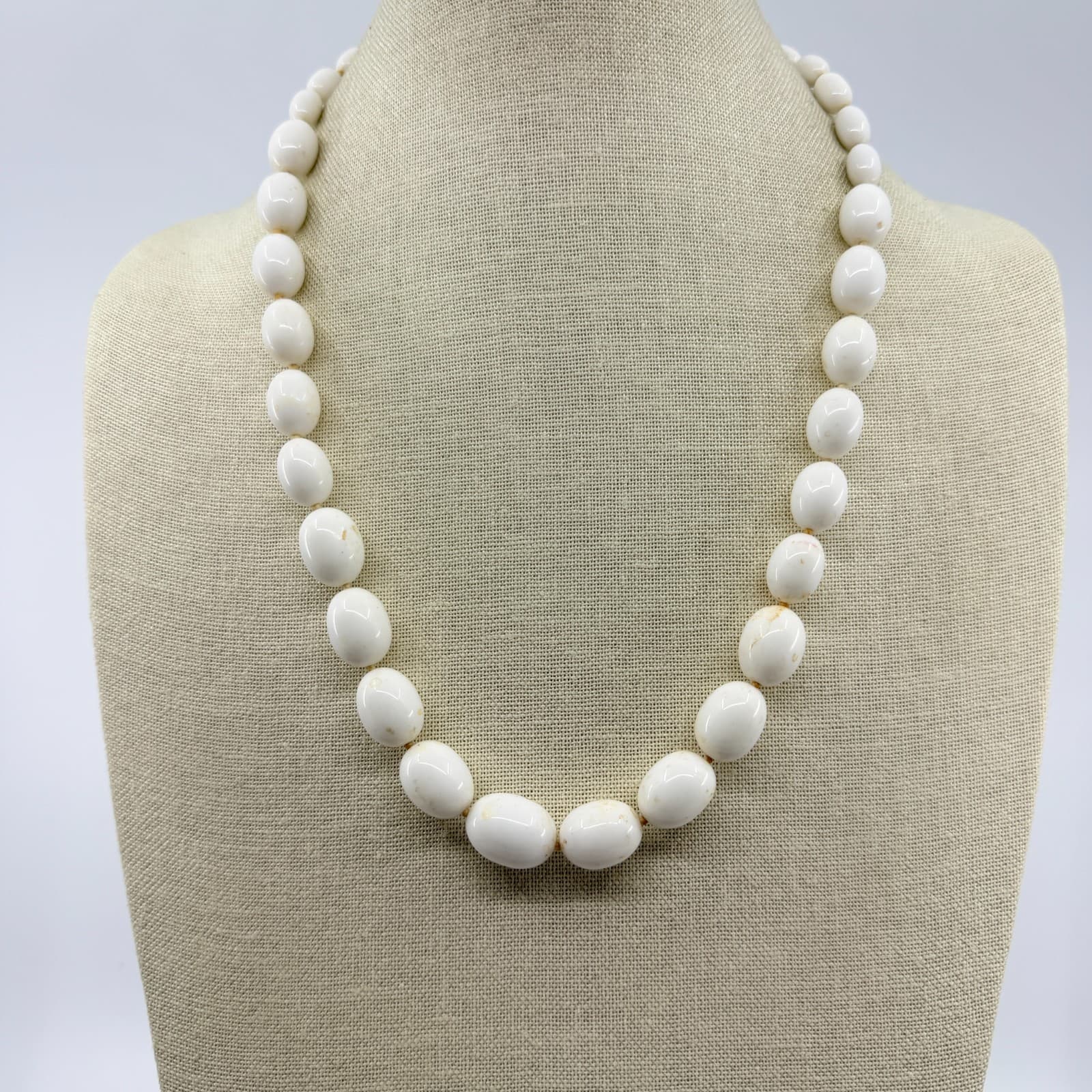 Vintage White Oval Beaded Necklace Graduated Chunky Retro Statement Retro 90s - Thumbnail 7