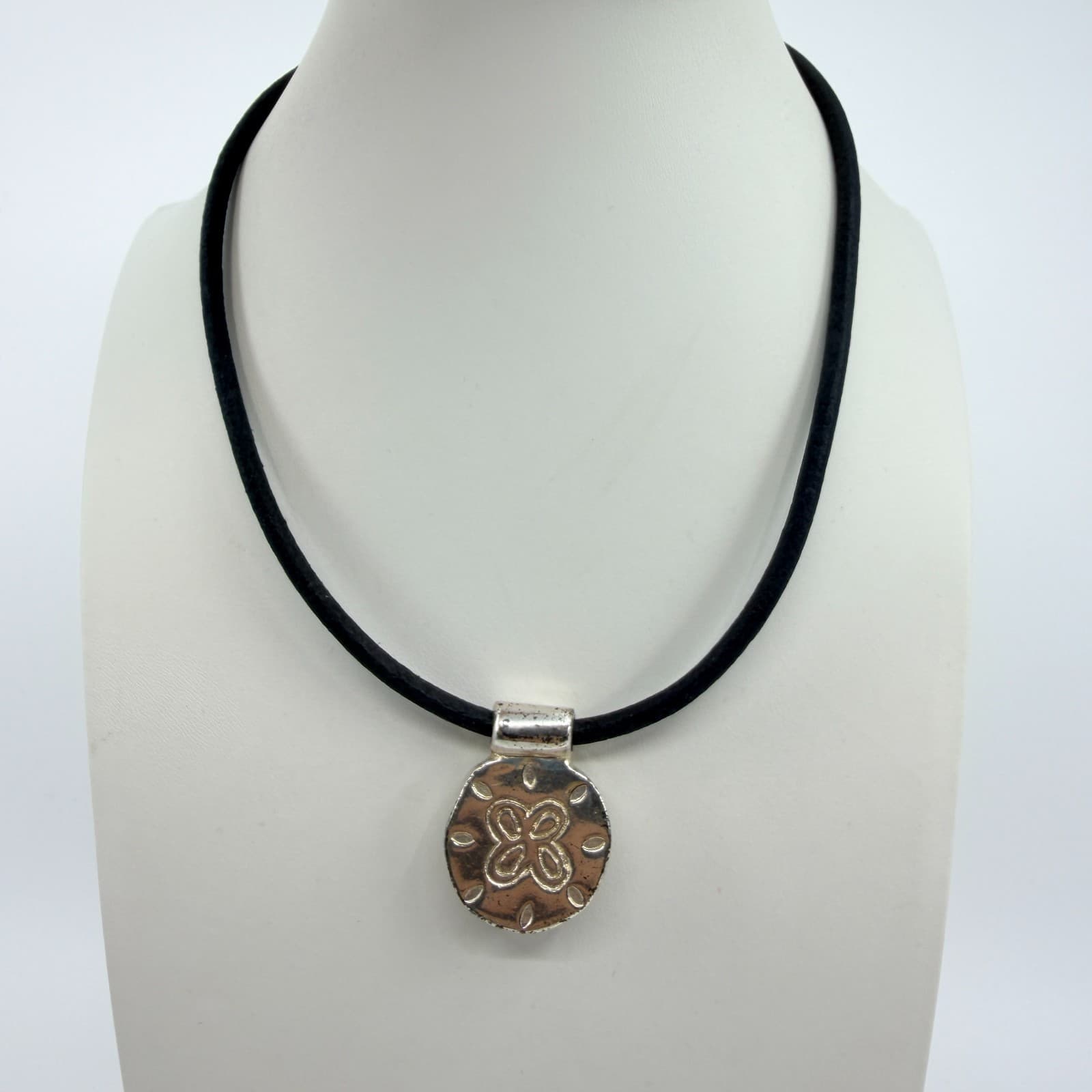 Vintage Silver Tone Flower Rosette Pendant Necklace Black Leather Cord Boho 90s - Thumbnail 3
