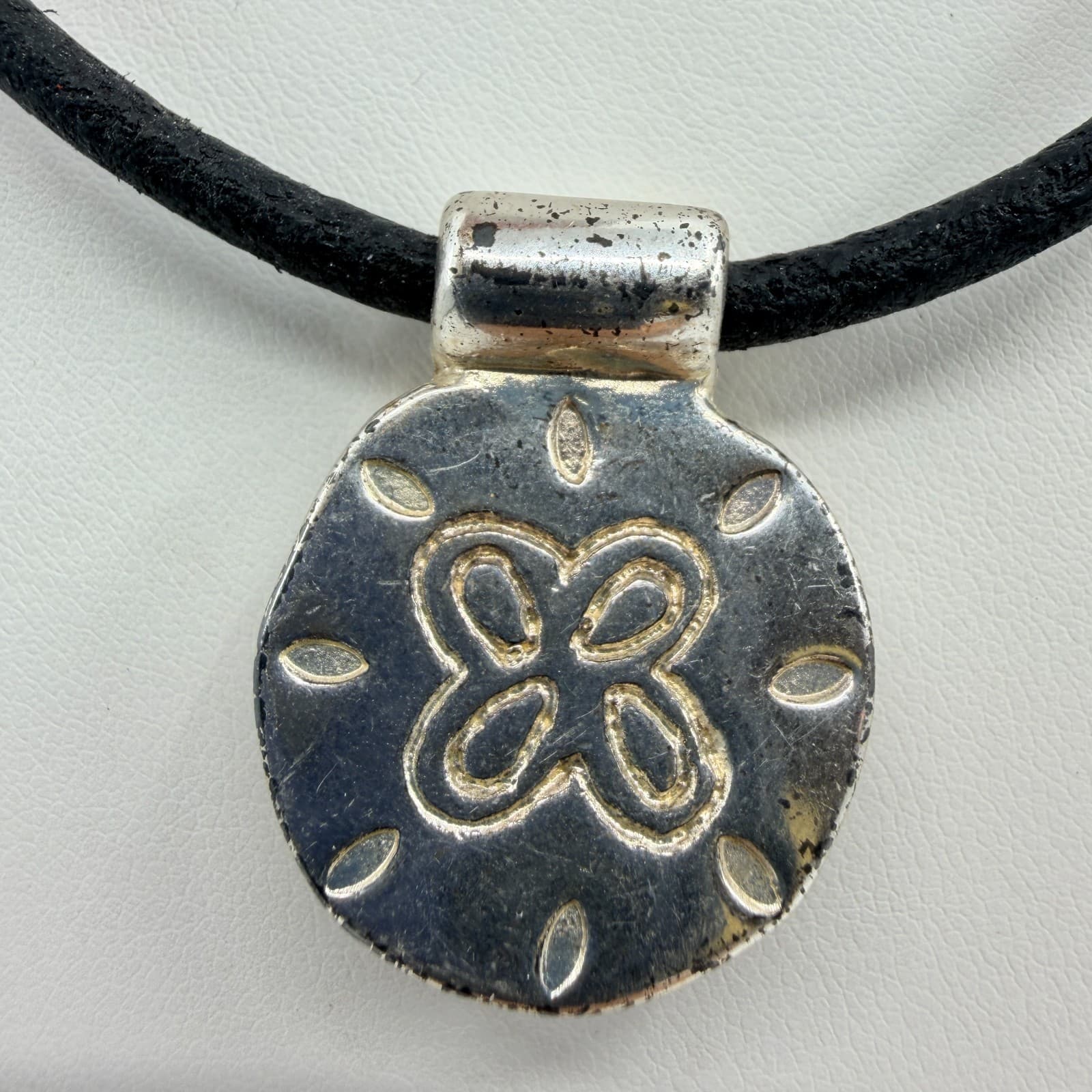 Vintage Silver Tone Flower Rosette Pendant Necklace Black Leather Cord Boho 90s - Thumbnail 4
