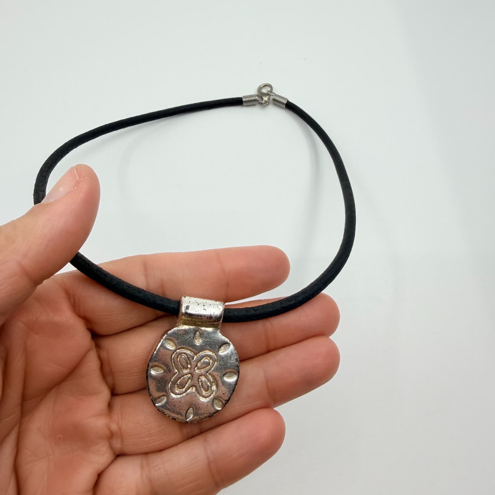 Vintage Silver Tone Flower Rosette Pendant Necklace Black Leather Cord Boho 90s - Thumbnail 6