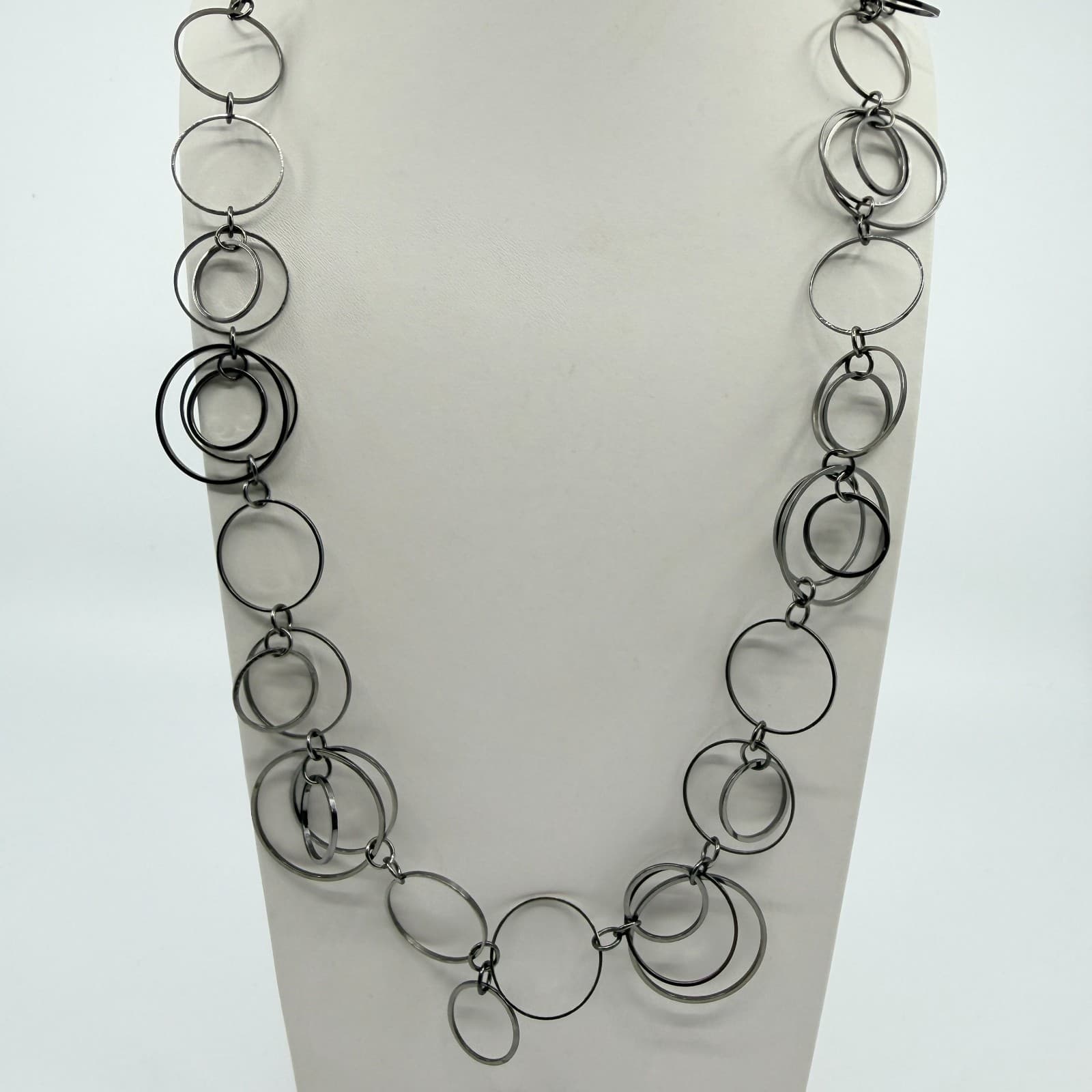 Vintage Gunmetal Tone Interlocking Circle Link Necklace Modernist Geometric 90s - Thumbnail 2