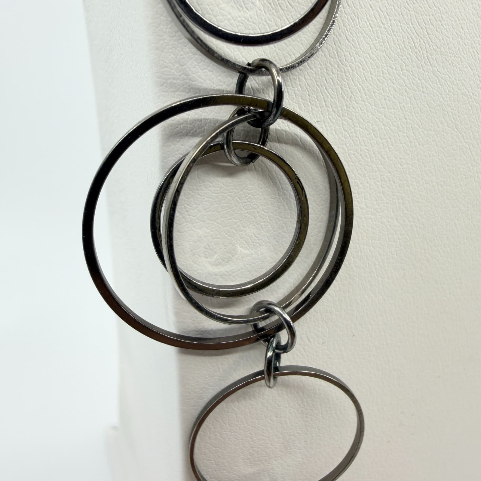 Vintage Gunmetal Tone Interlocking Circle Link Necklace Modernist Geometric 90s - Thumbnail 4