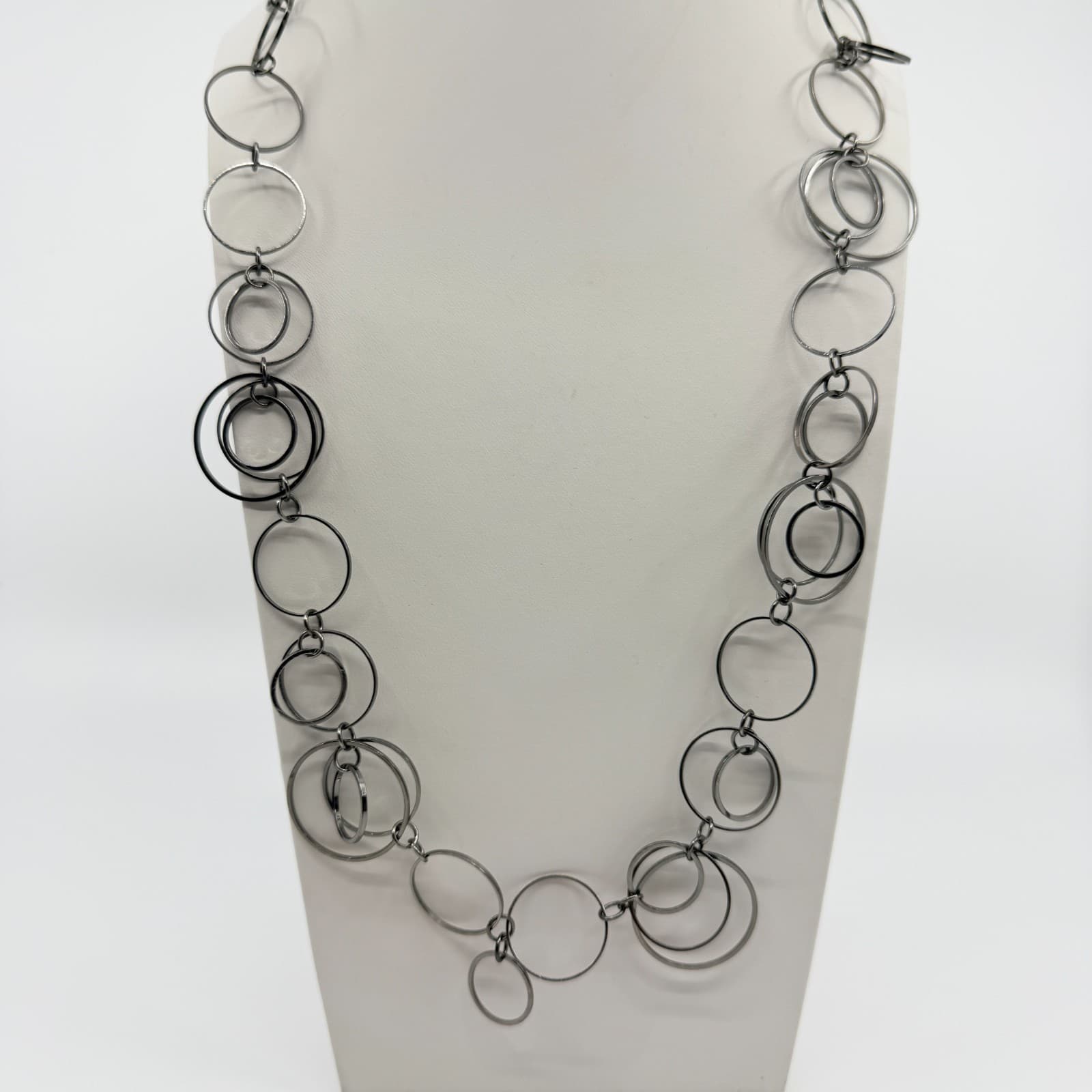 Vintage Gunmetal Tone Interlocking Circle Link Necklace Modernist Geometric 90s - Thumbnail 3