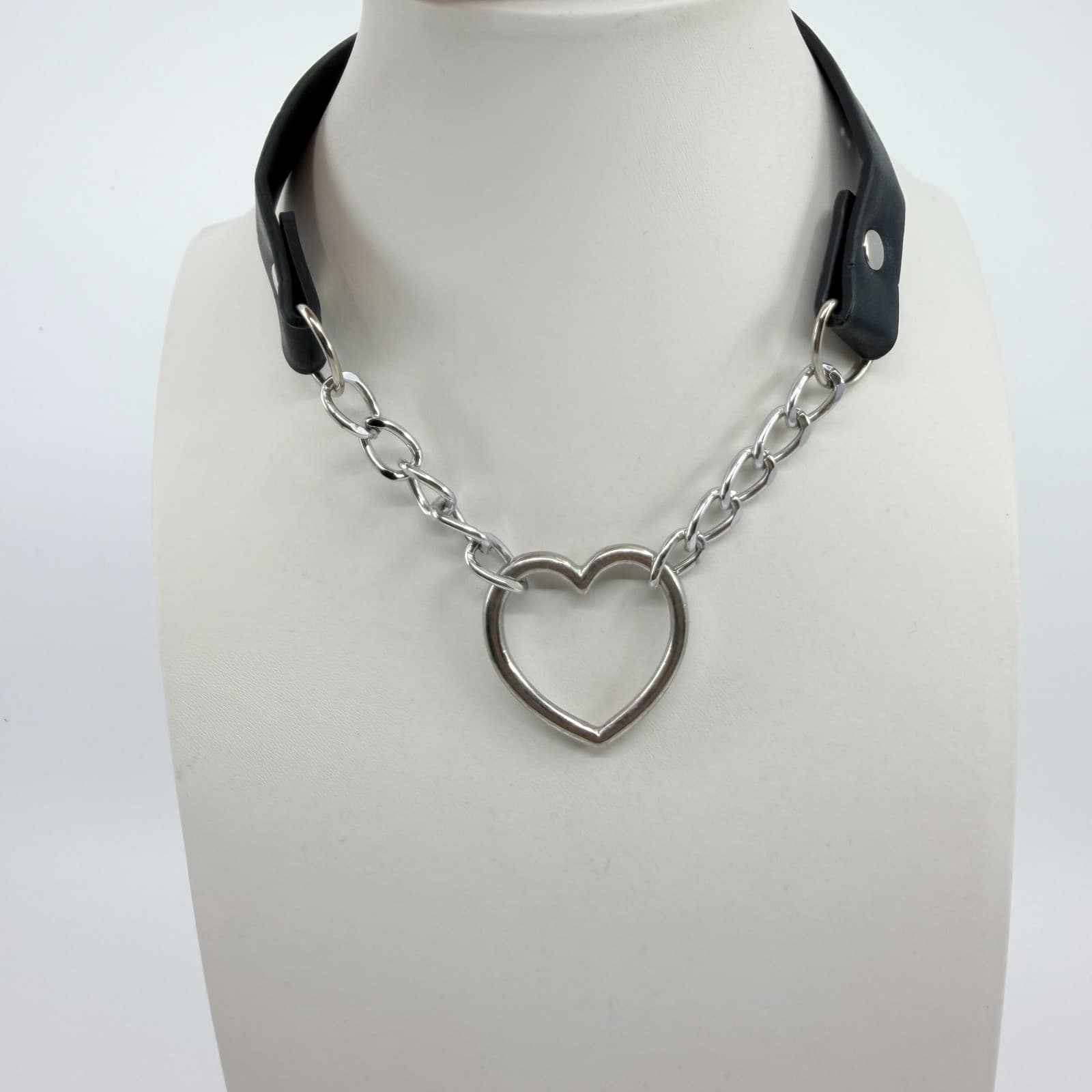 Vintage Silver Tone Heart Choker Necklace Faux Leather Chain Goth Y2K Retro 90s - Thumbnail 4