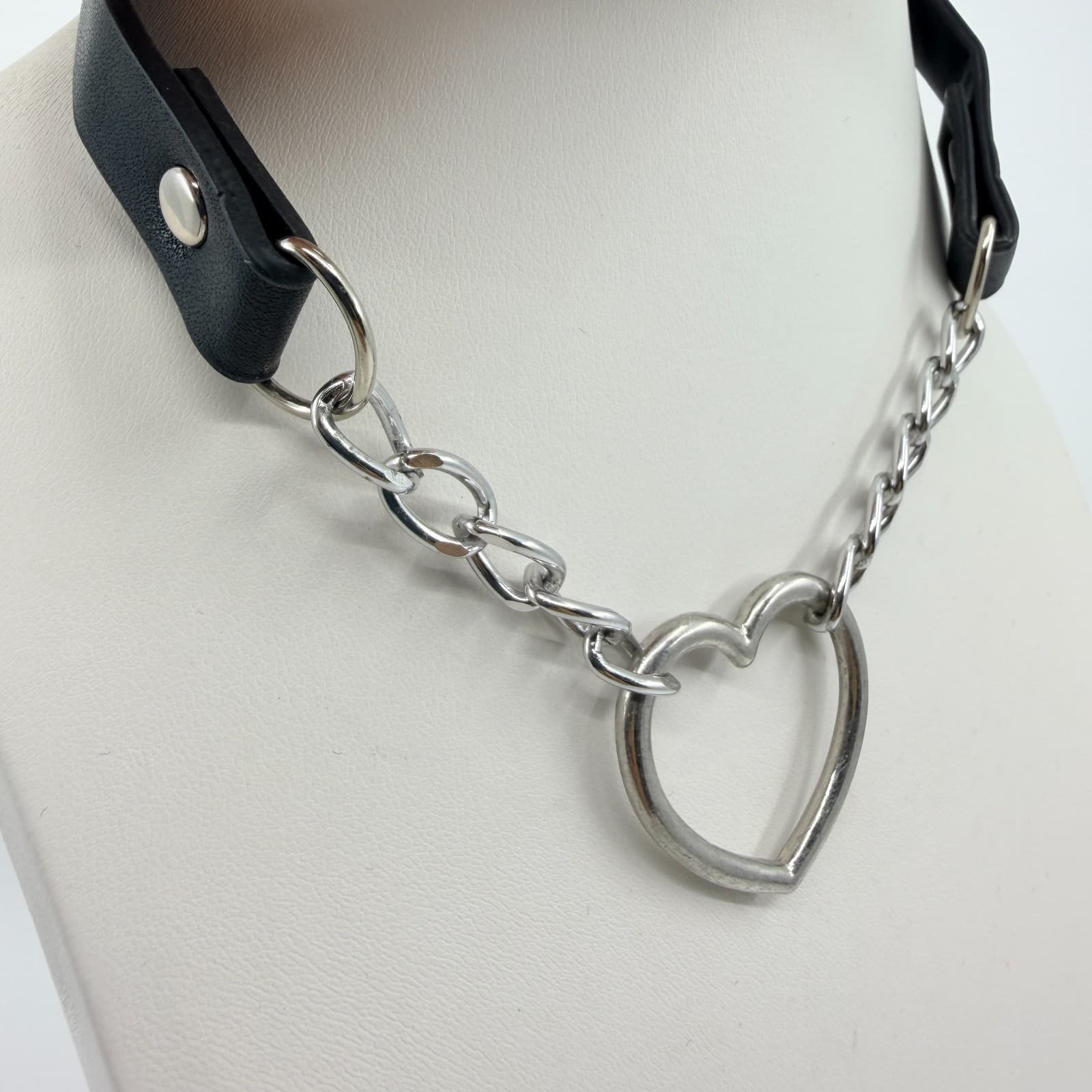 Vintage Silver Tone Heart Choker Necklace Faux Leather Chain Goth Y2K Retro 90s - Thumbnail 5