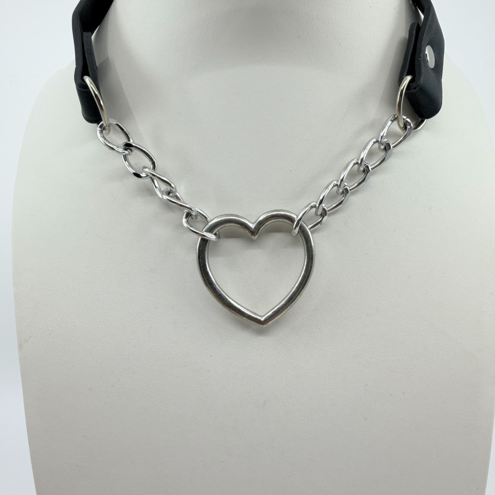 Vintage Silver Tone Heart Choker Necklace Faux Leather Chain Goth Y2K Retro 90s - Thumbnail 9