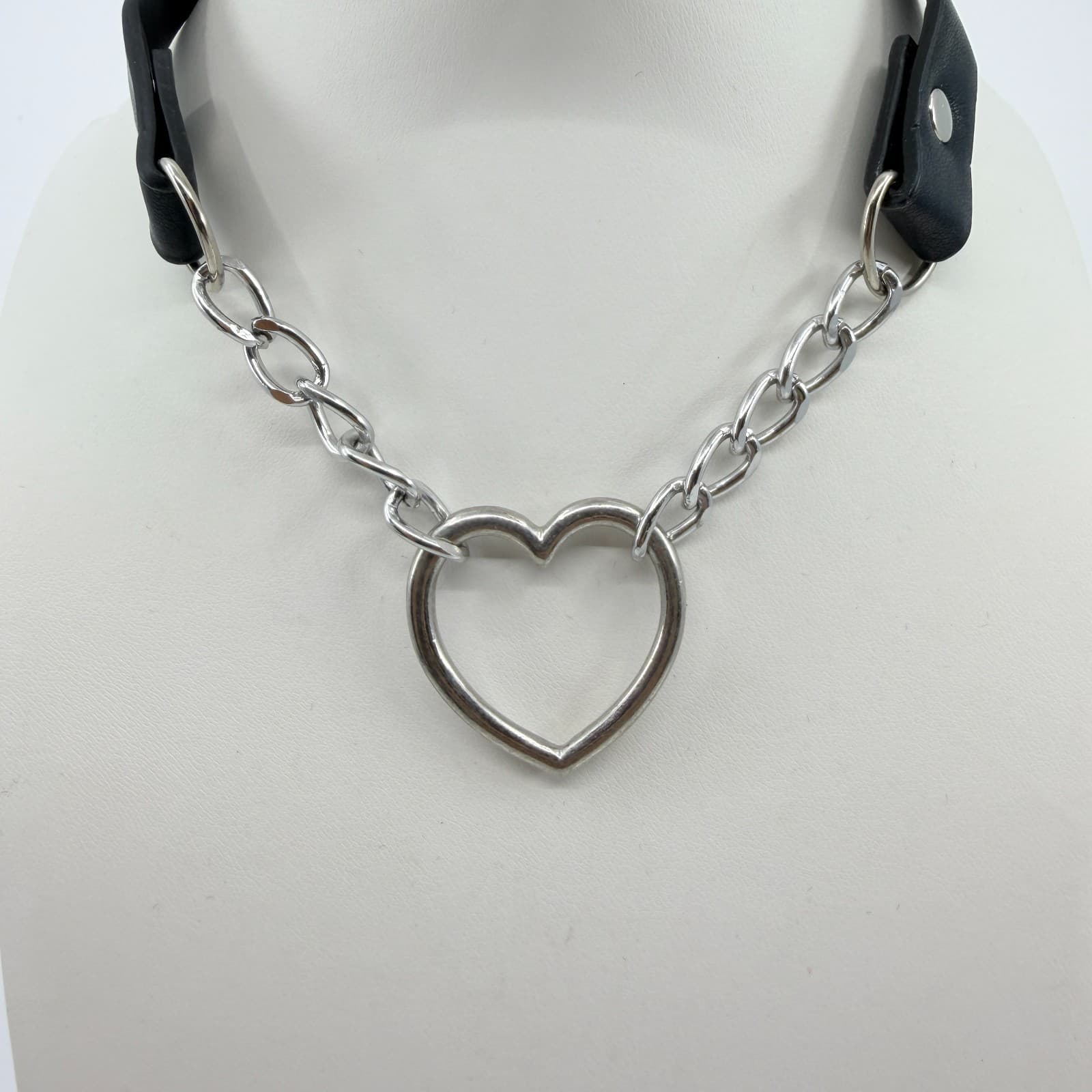 Vintage Silver Tone Heart Choker Necklace Faux Leather Chain Goth Y2K Retro 90s - Thumbnail 3