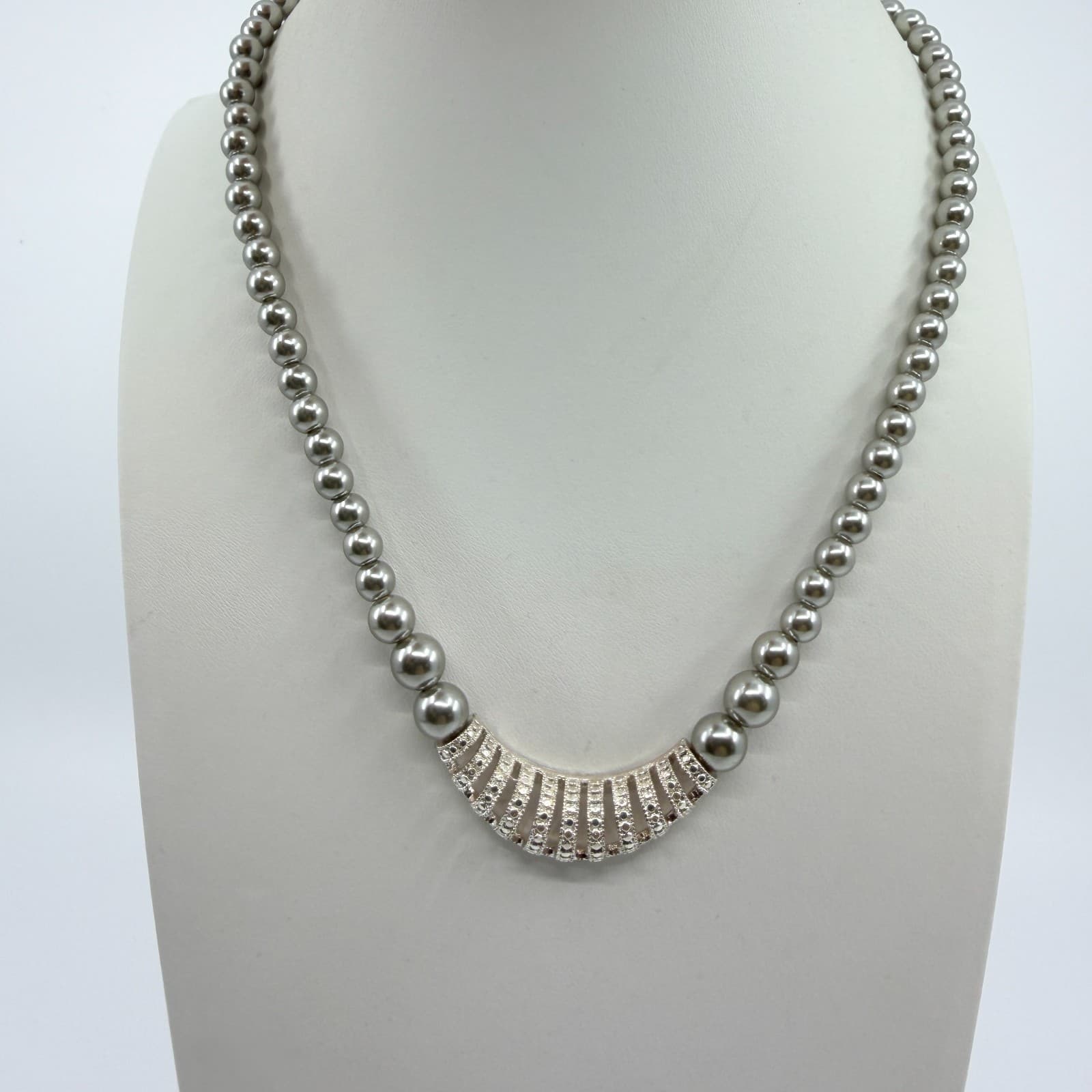 Vintage Avon SAQ Gray Pearl Rhinestone Curved Bib Station Necklace Statement 90s - Thumbnail 3