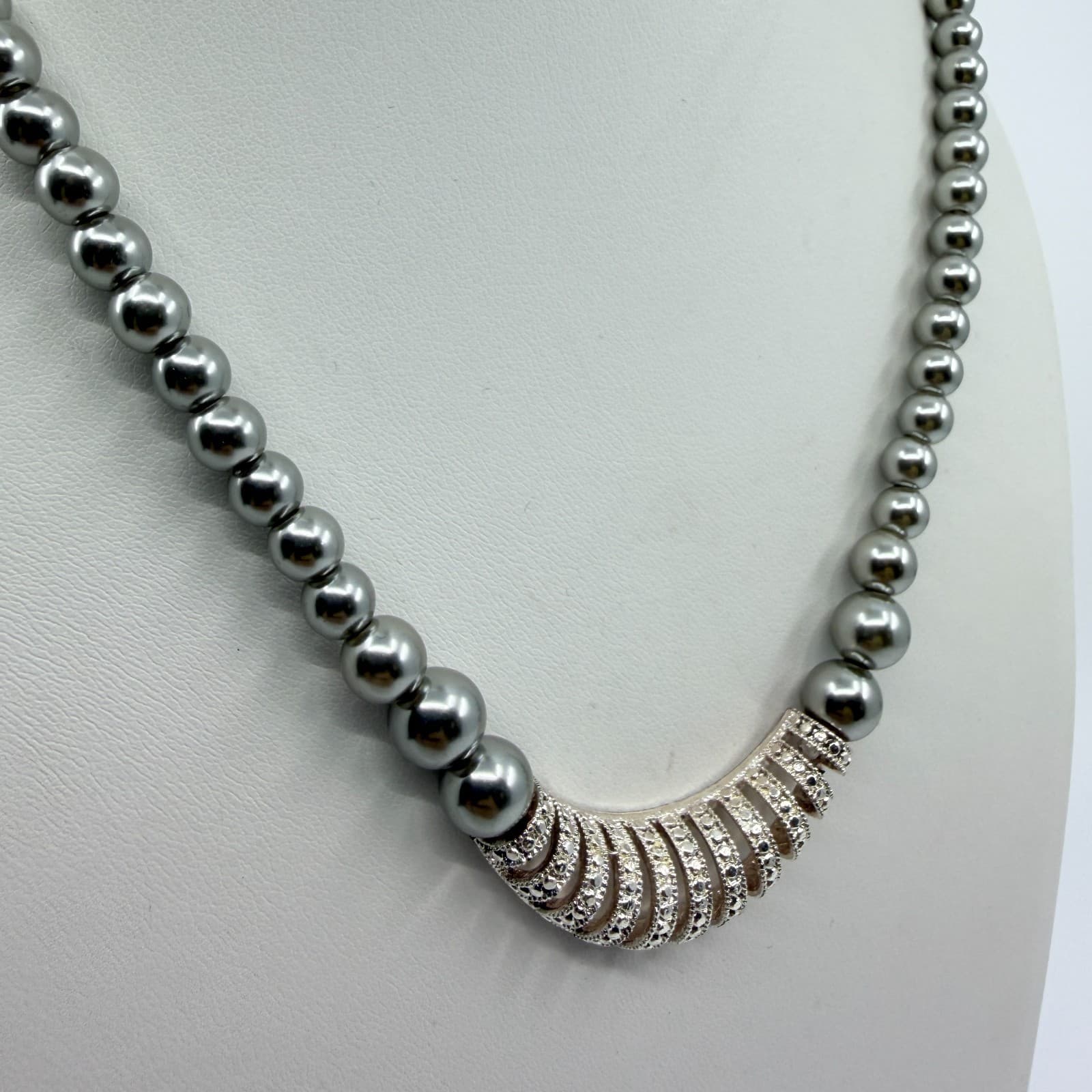 Vintage Avon SAQ Gray Pearl Rhinestone Curved Bib Station Necklace Statement 90s - Thumbnail 5