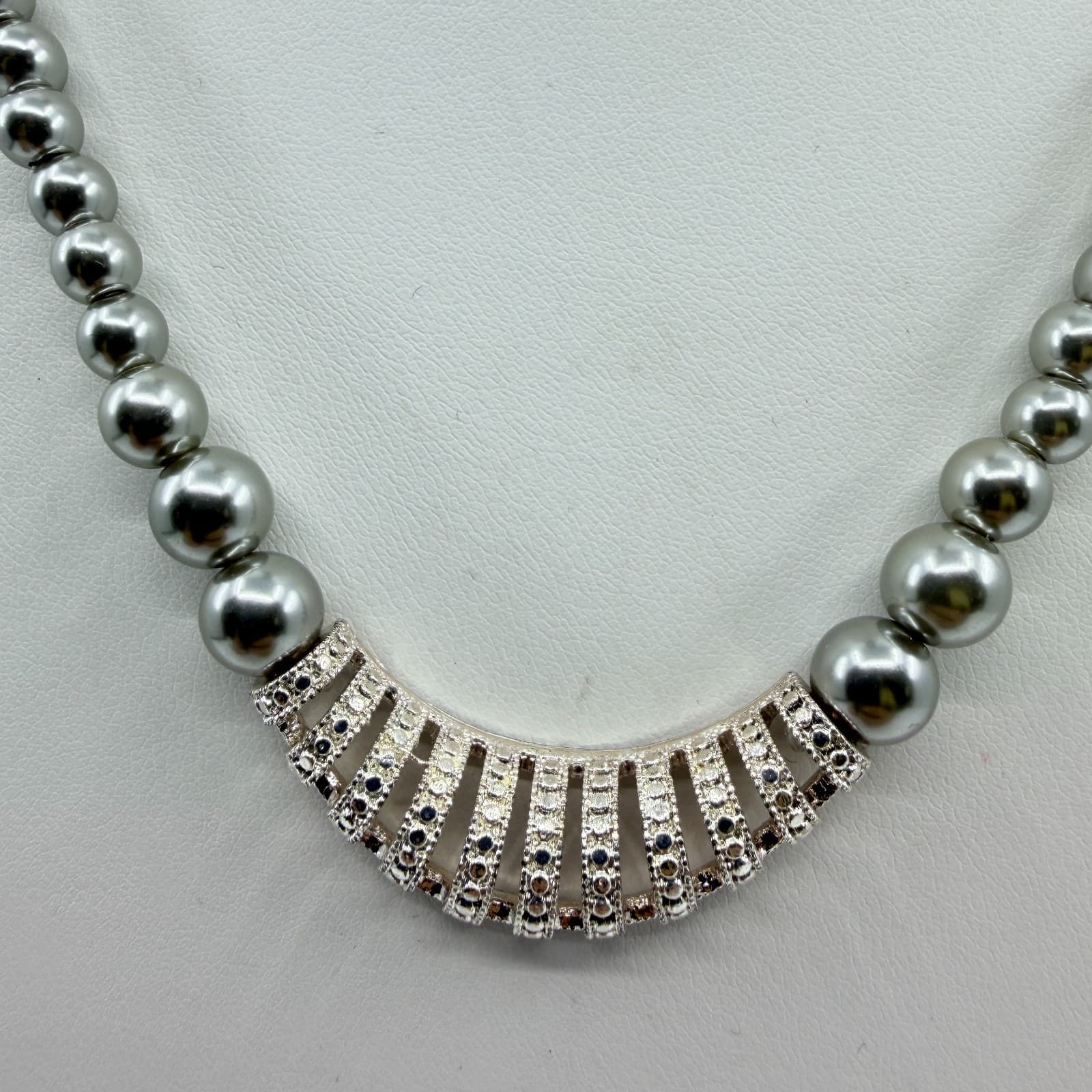 Vintage Avon SAQ Gray Pearl Rhinestone Curved Bib Station Necklace Statement 90s - Thumbnail 4