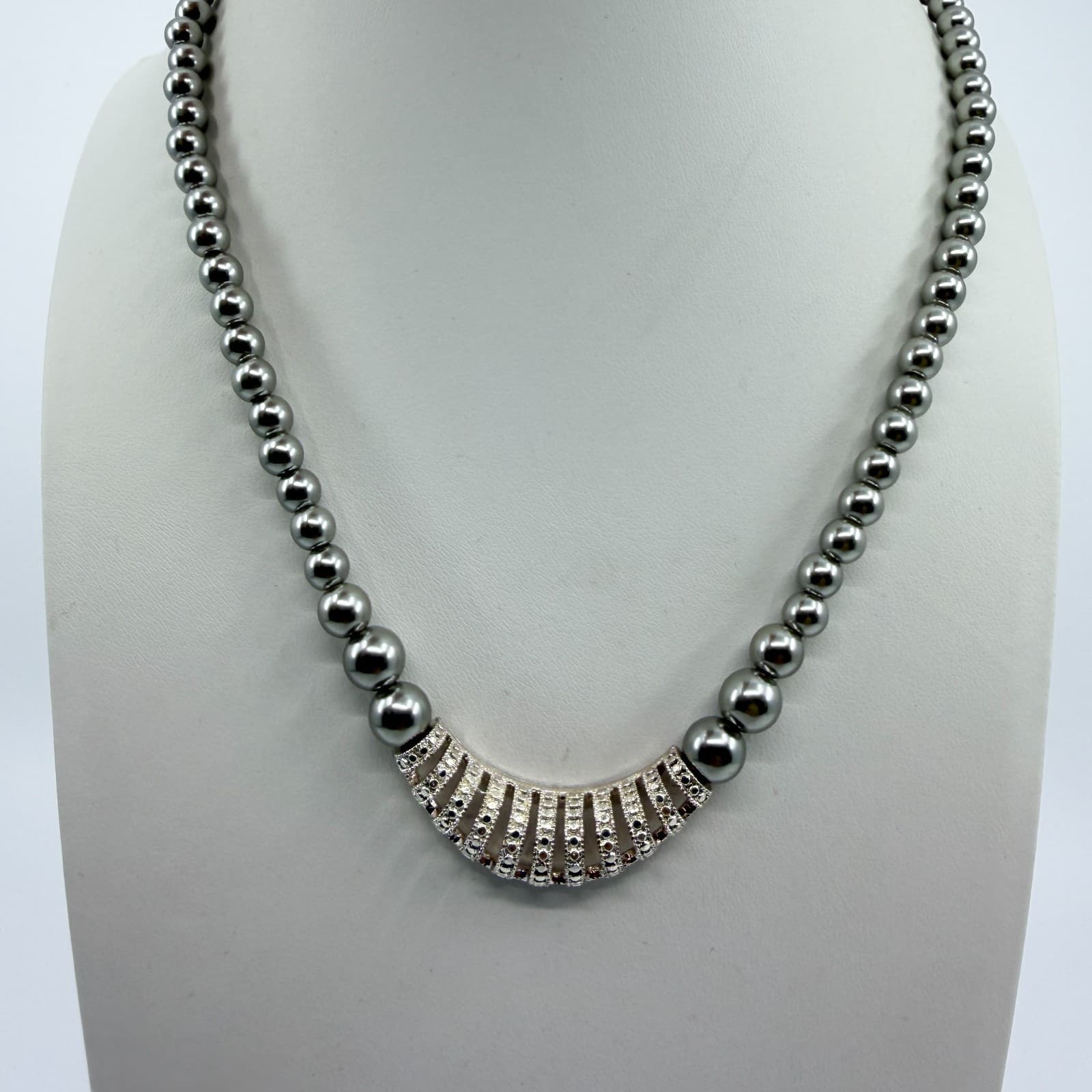 Vintage Avon SAQ Gray Pearl Rhinestone Curved Bib Station Necklace Statement 90s - Thumbnail 2