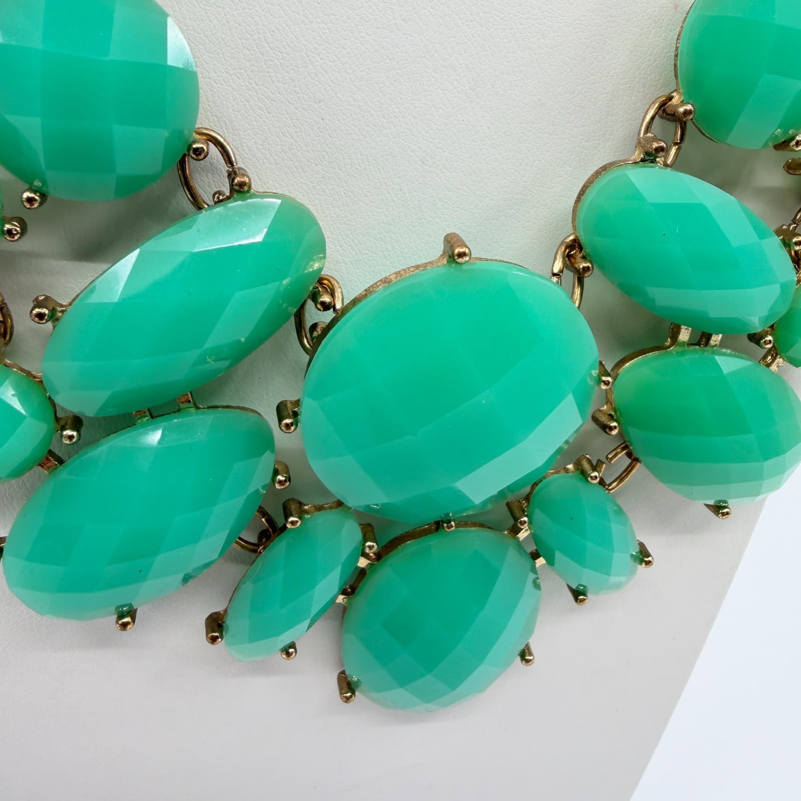 Vintage Gold Tone Mint Green Bib Necklace Faceted Stone Chunky Statement Y2K - Thumbnail 5
