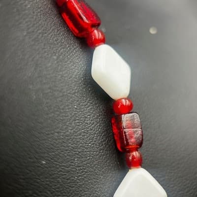 Vintage 21" Red & White Beaded Necklace Geometric Acrylic Beads Retro Jewelry - Thumbnail 8