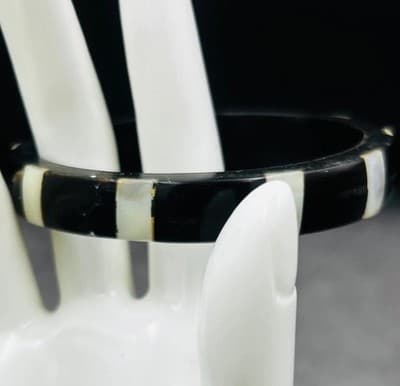 Vintage 90s Black & Ivory Inlaid Resin Bangle Bracelet Mod Retro Style
