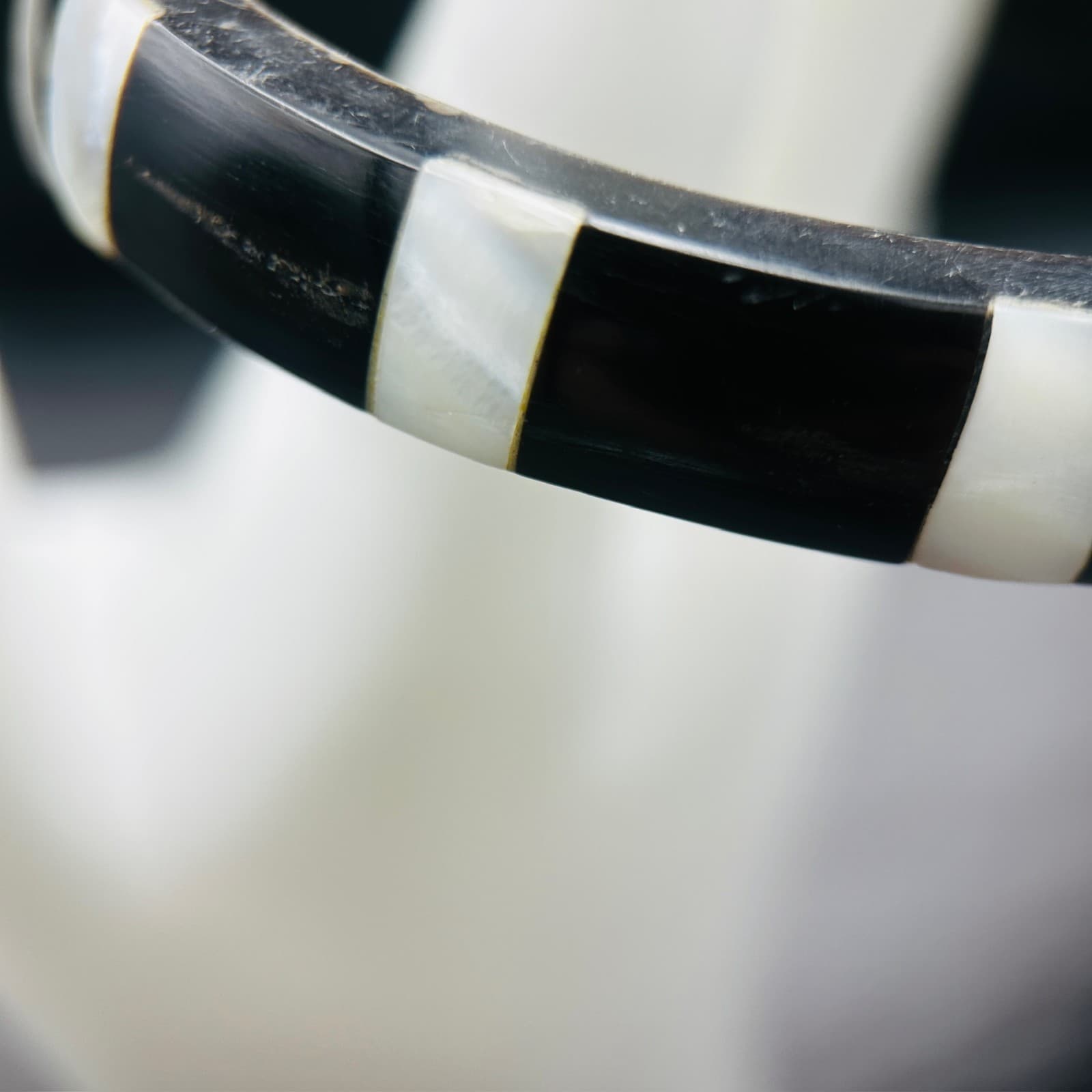 Vintage 90s Black & Ivory Inlaid Resin Bangle Bracelet Mod Retro Style - Thumbnail 3