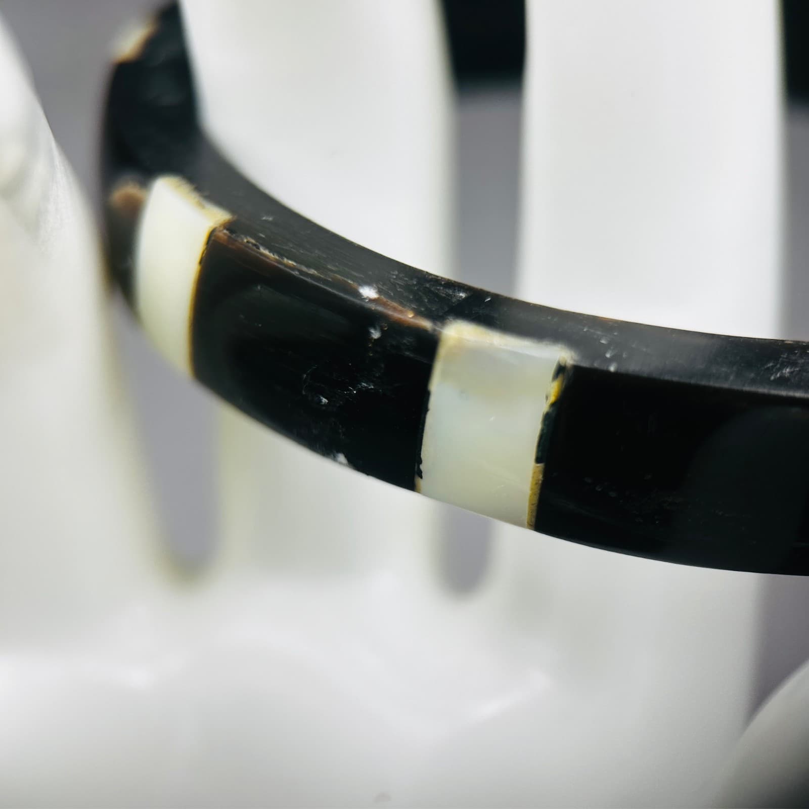 Vintage 90s Black & Ivory Inlaid Resin Bangle Bracelet Mod Retro Style - Thumbnail 4