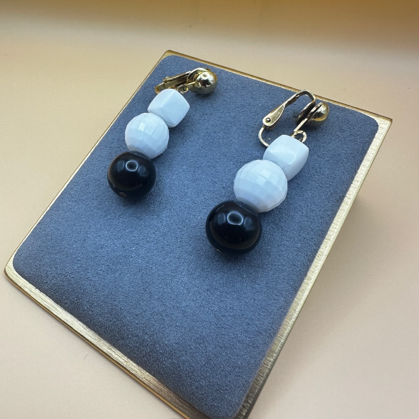 Vintage Black White Bead Dangle Clip-On Earrings Mod Retro Style - Thumbnail 3